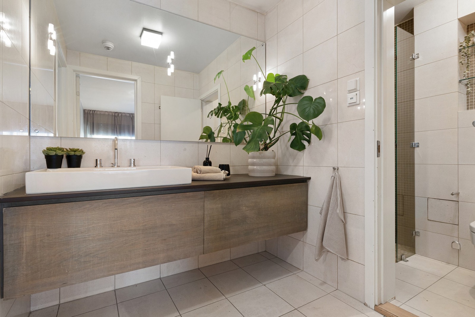 Fra hovedsoverommet er det direkte adkomst til badet. Galleribilde