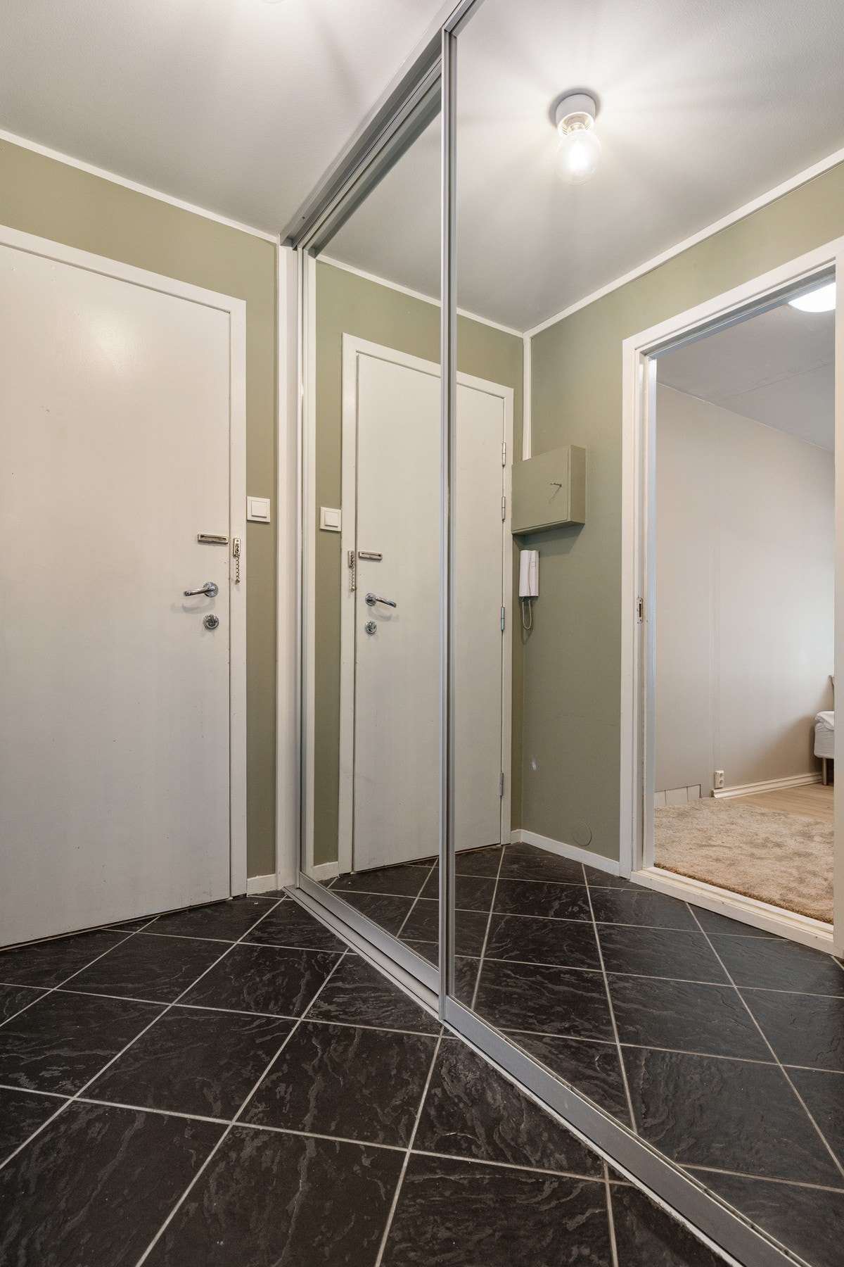 Entré med stor skyvedørsgarderobe som gir gode oppbevaringsmuligheter. Galleribilde
