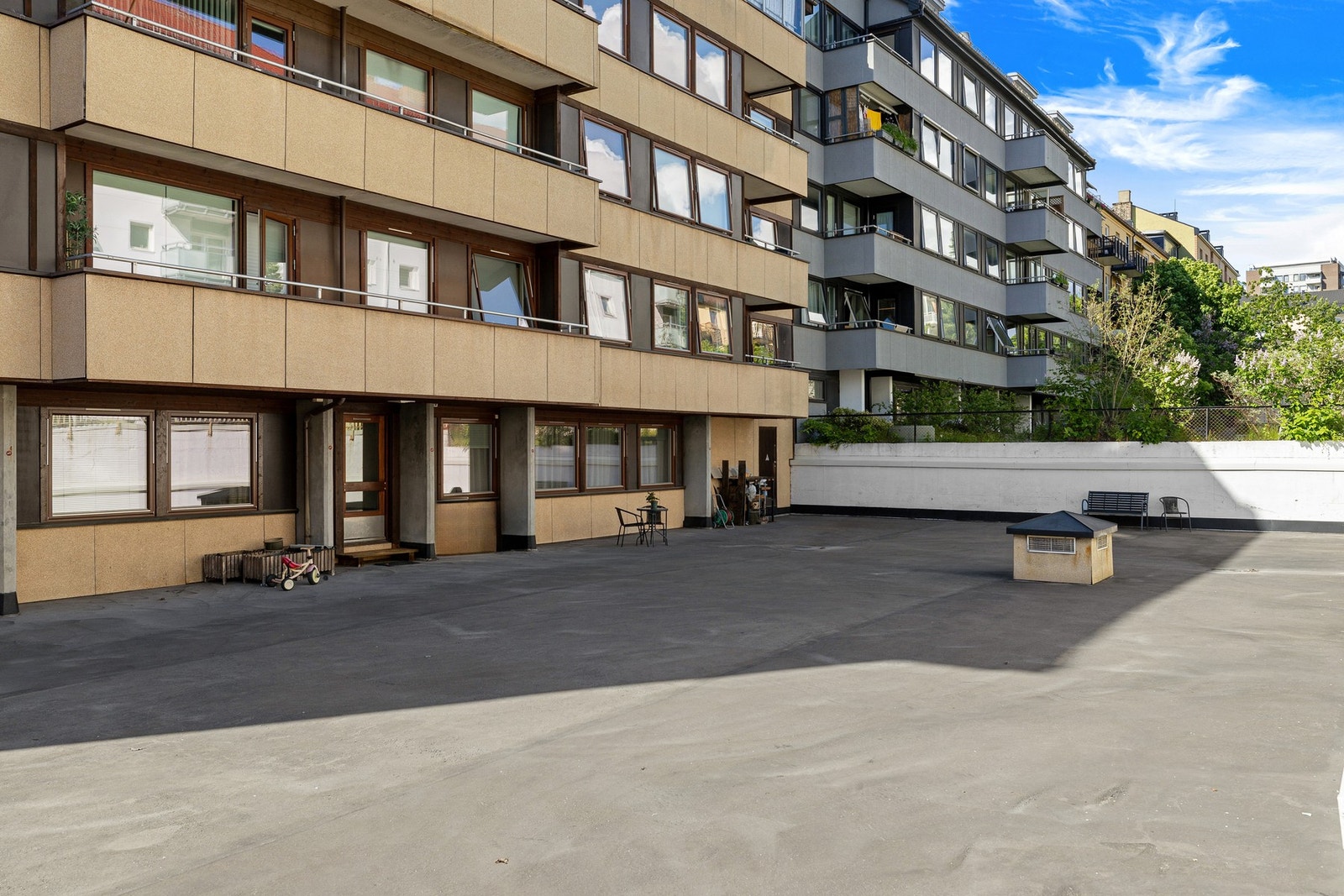 Lukket og rolig bakgård. Galleribilde