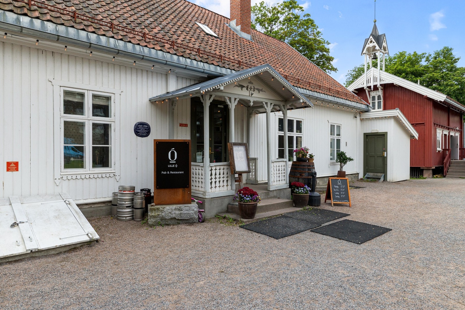 Lillo Gård er et populært samlingspunkt i nærmiljøet med kafé, servering og hyggelige omgivelser. Galleribilde