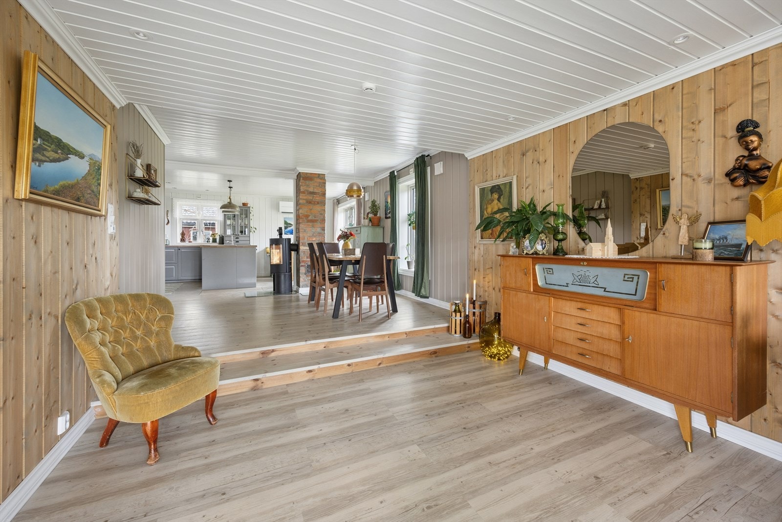 Moderne laminatgulv i stue og kjøkken. Galleribilde