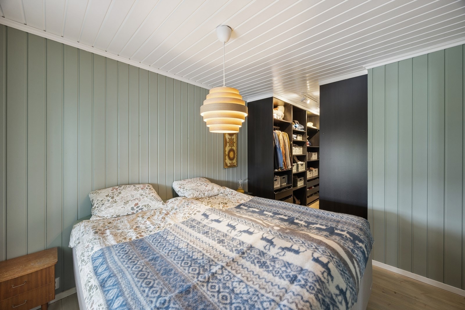 Fra soverommet er det direkte adkomst til et romslig walk-in closet. Galleribilde