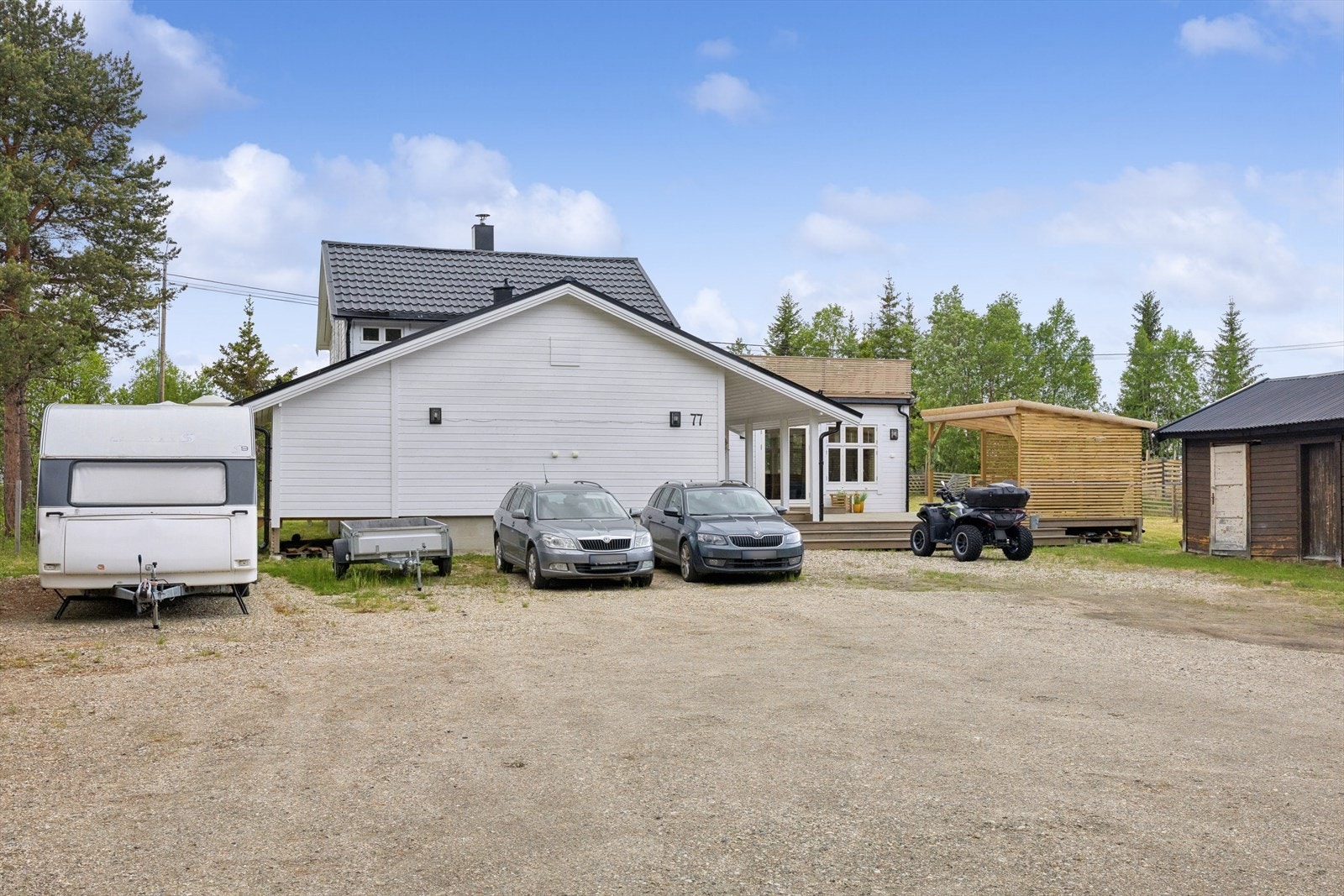 Stor, gruset gårdsplass med god plass til parkering av flere biler. Galleribilde