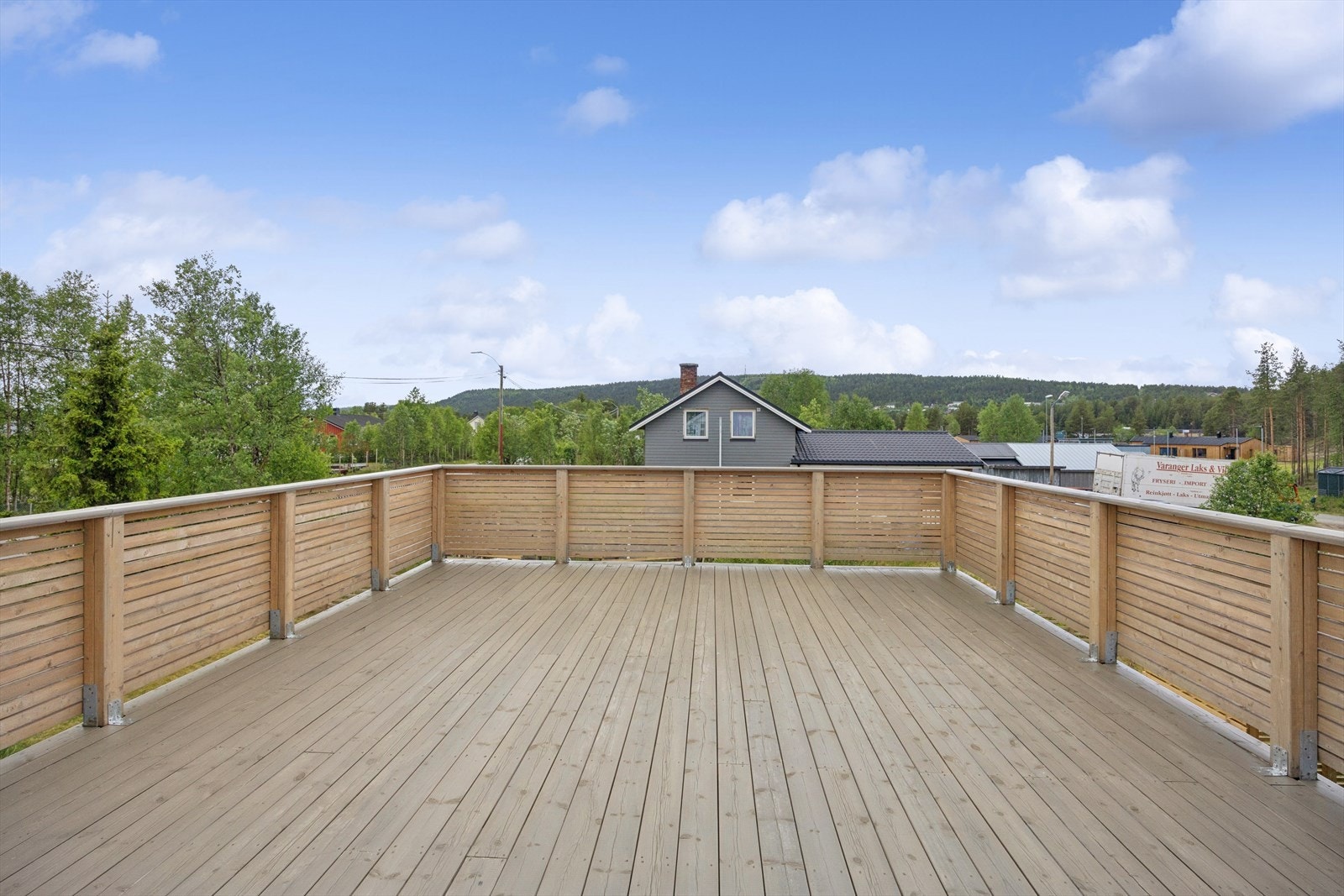 Fra terrassen er det utsikt over nærområdet. Galleribilde