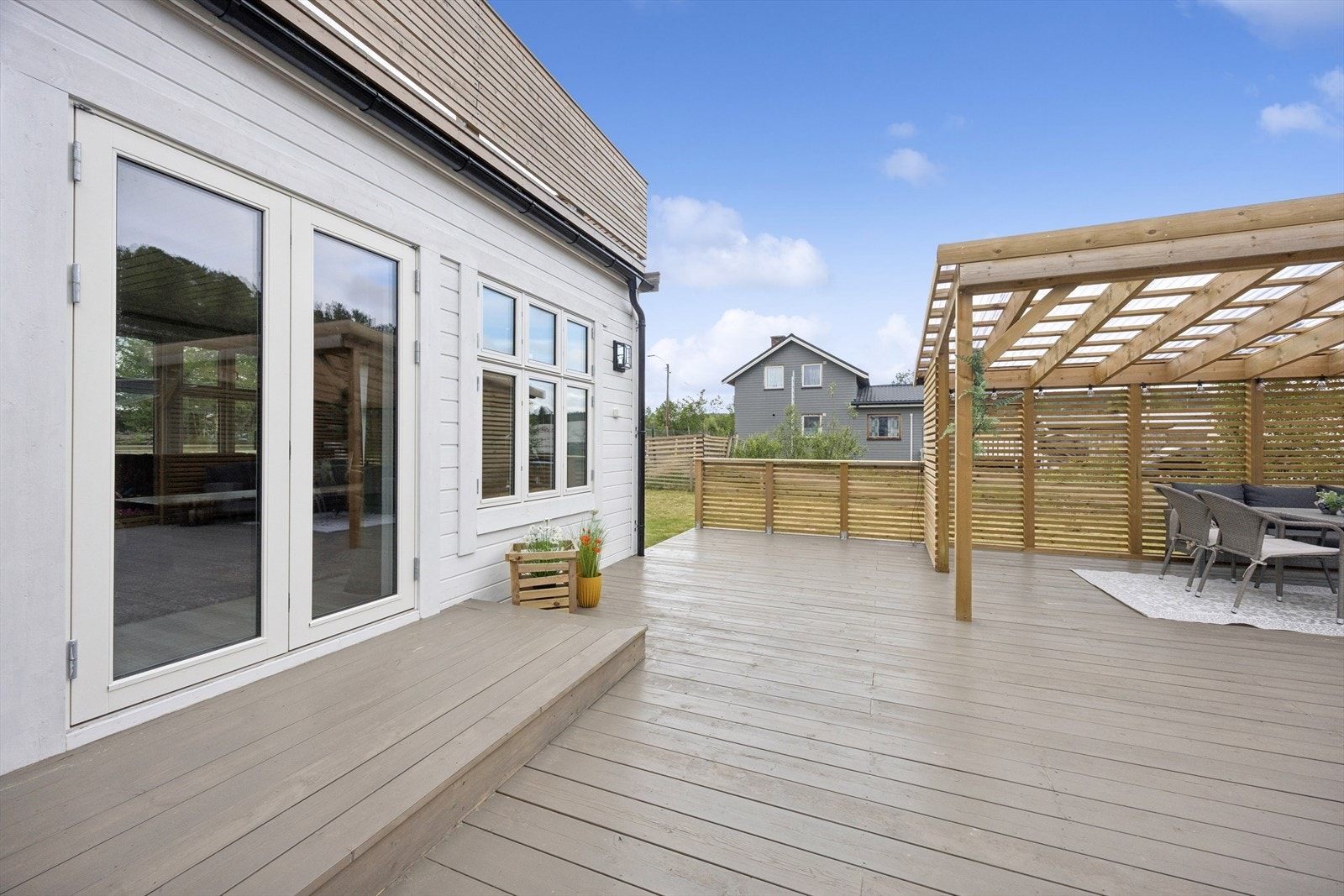 Stor treterrasse på bakkeplan, tilgjengelig fra stuen. Galleribilde