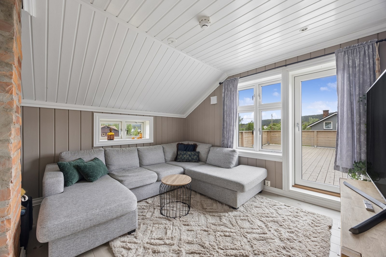 Fra loftstuen er det utgang til en stor terrasse. Galleribilde