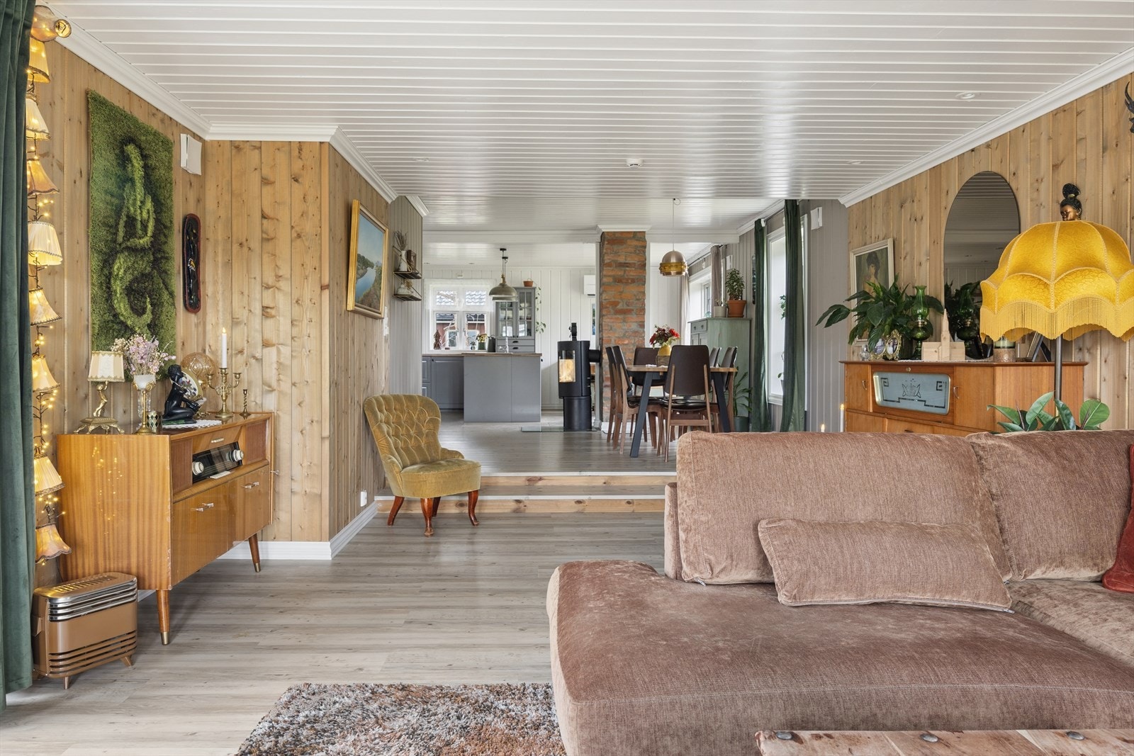 Gjennomgående trepanel på vegger og i himling gir en lun og helhetlig stil. Galleribilde