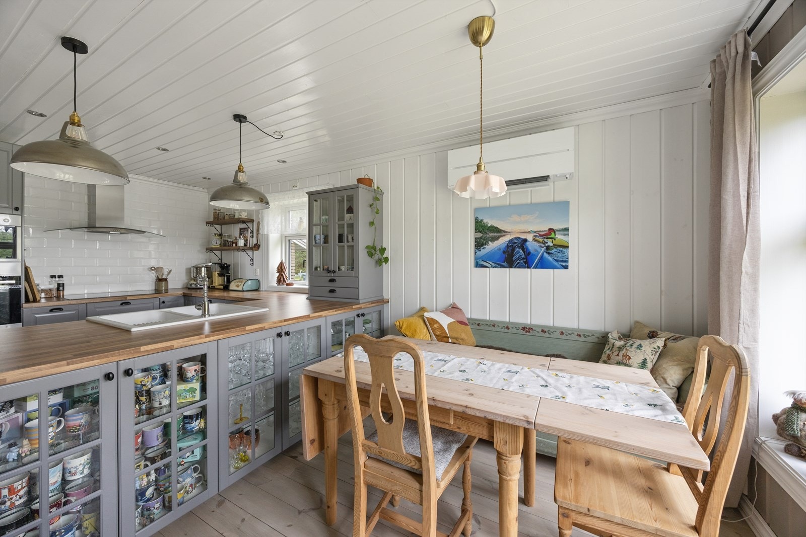 Godt med skap- og benkeplass i det funksjonelle kjøkkenet fra 2019. Galleribilde
