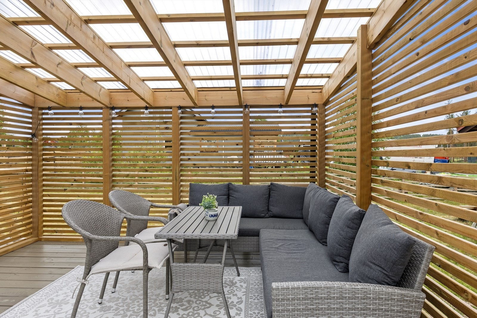 En del av terrassen har pergola som gir en lun og skjermet uteplass. Galleribilde