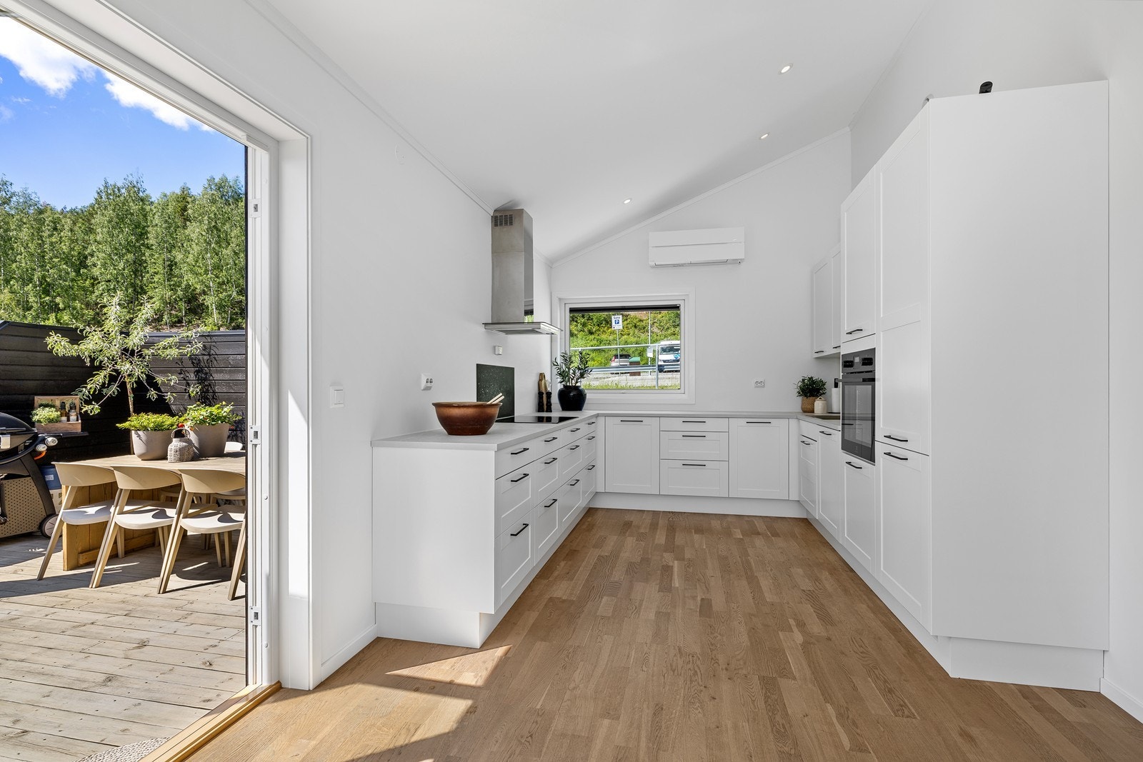 Kjøkkeninnredning fra Marbodal med laminatbenkeplate og utgang til terrassen. Galleribilde