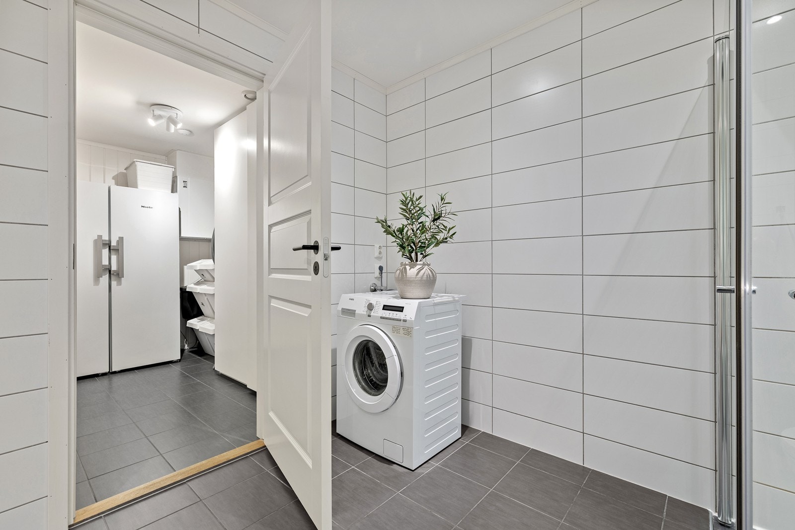 Fra badet er det dør inn til en romslig innvendig bod/teknisk rom. Galleribilde