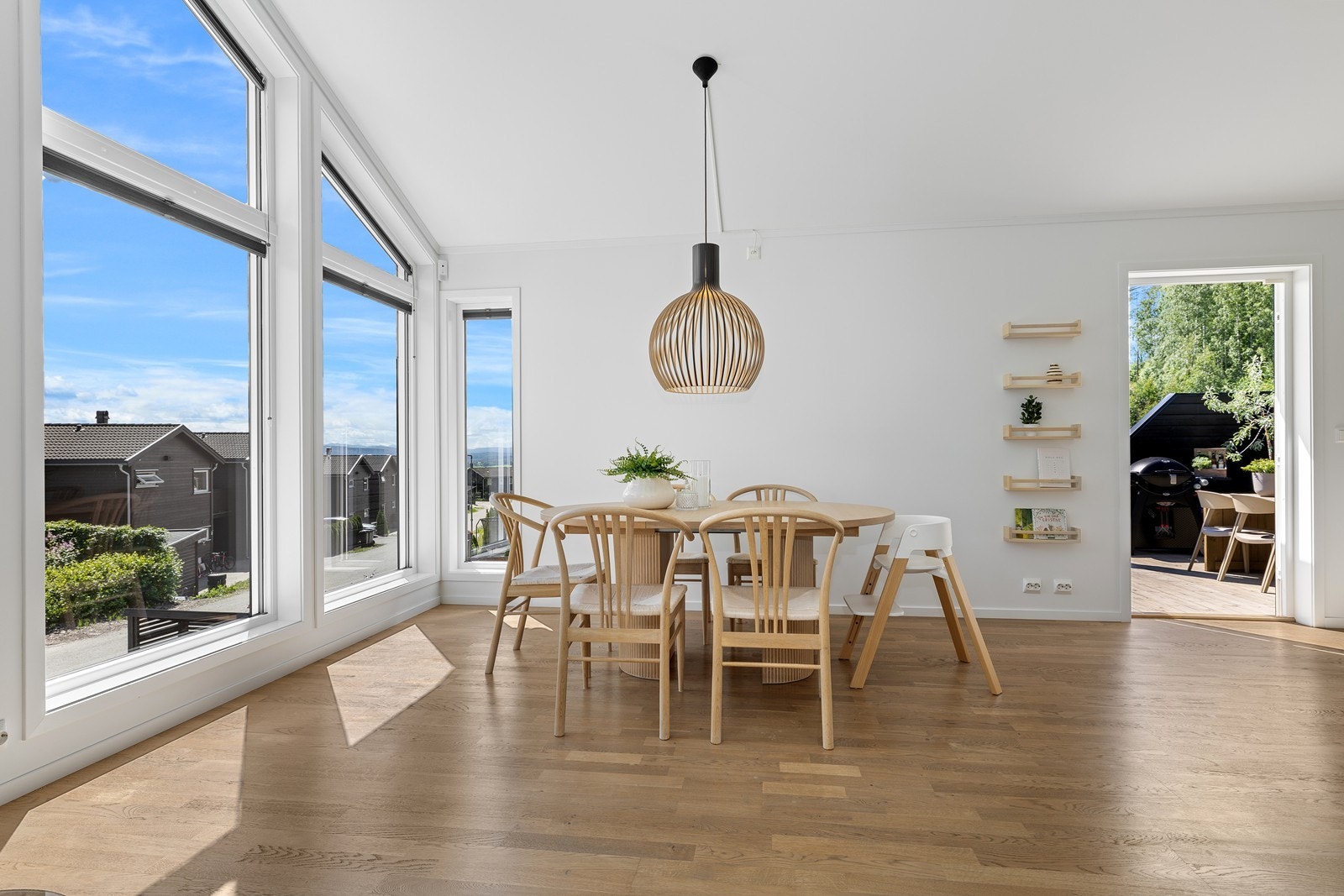 Store vindusflater og skråhimling gir rommet en ekstra dimensjon og rikelig med lys. Galleribilde