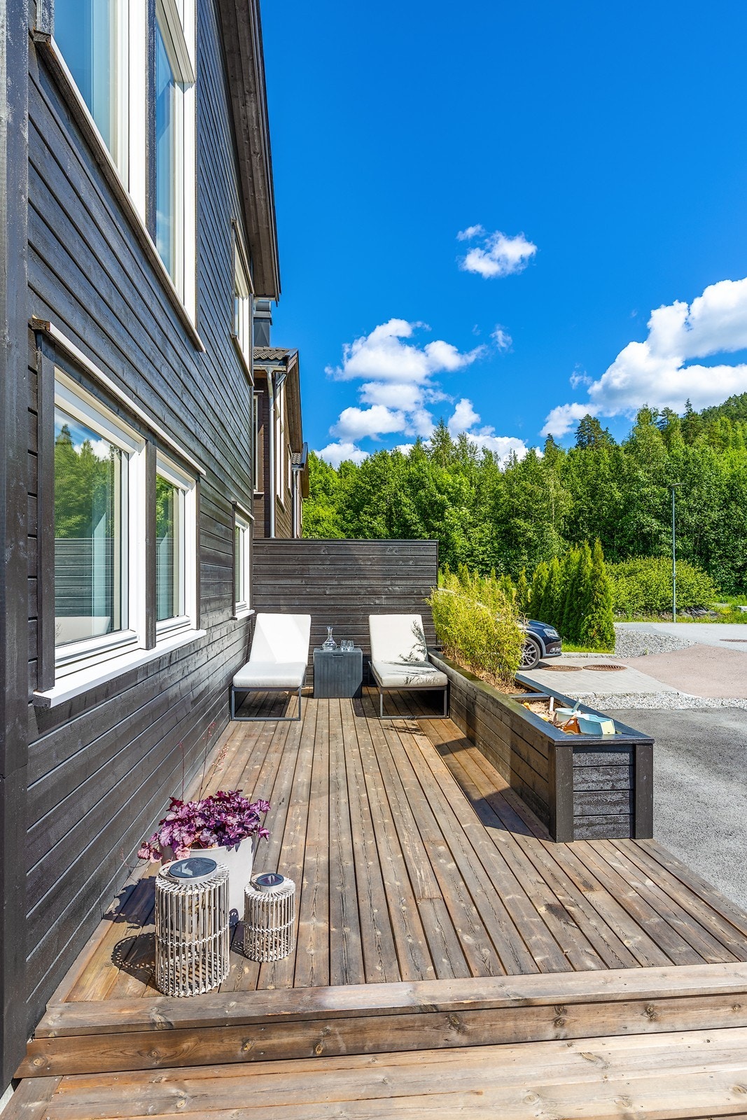 Ved inngangspartiet er det en terrasseplatting på ca. 17 m². Galleribilde