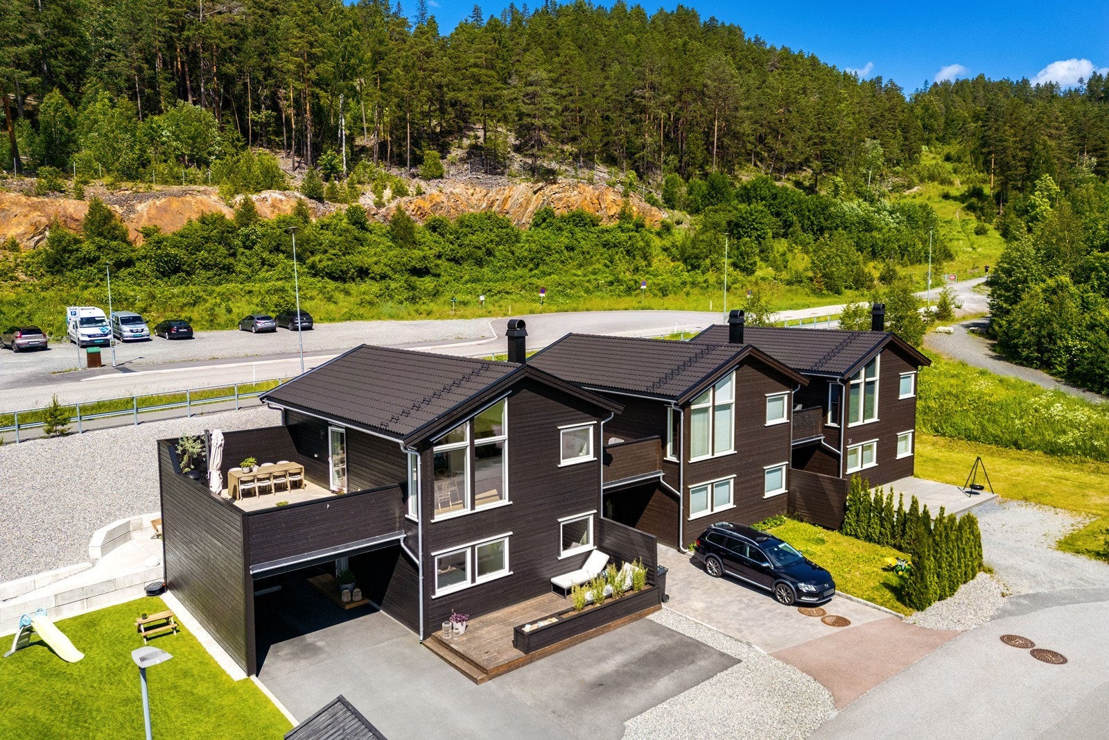 Kjedet enebolig fra 2017 med moderne standard. carport og praktisk utebod. Galleribilde