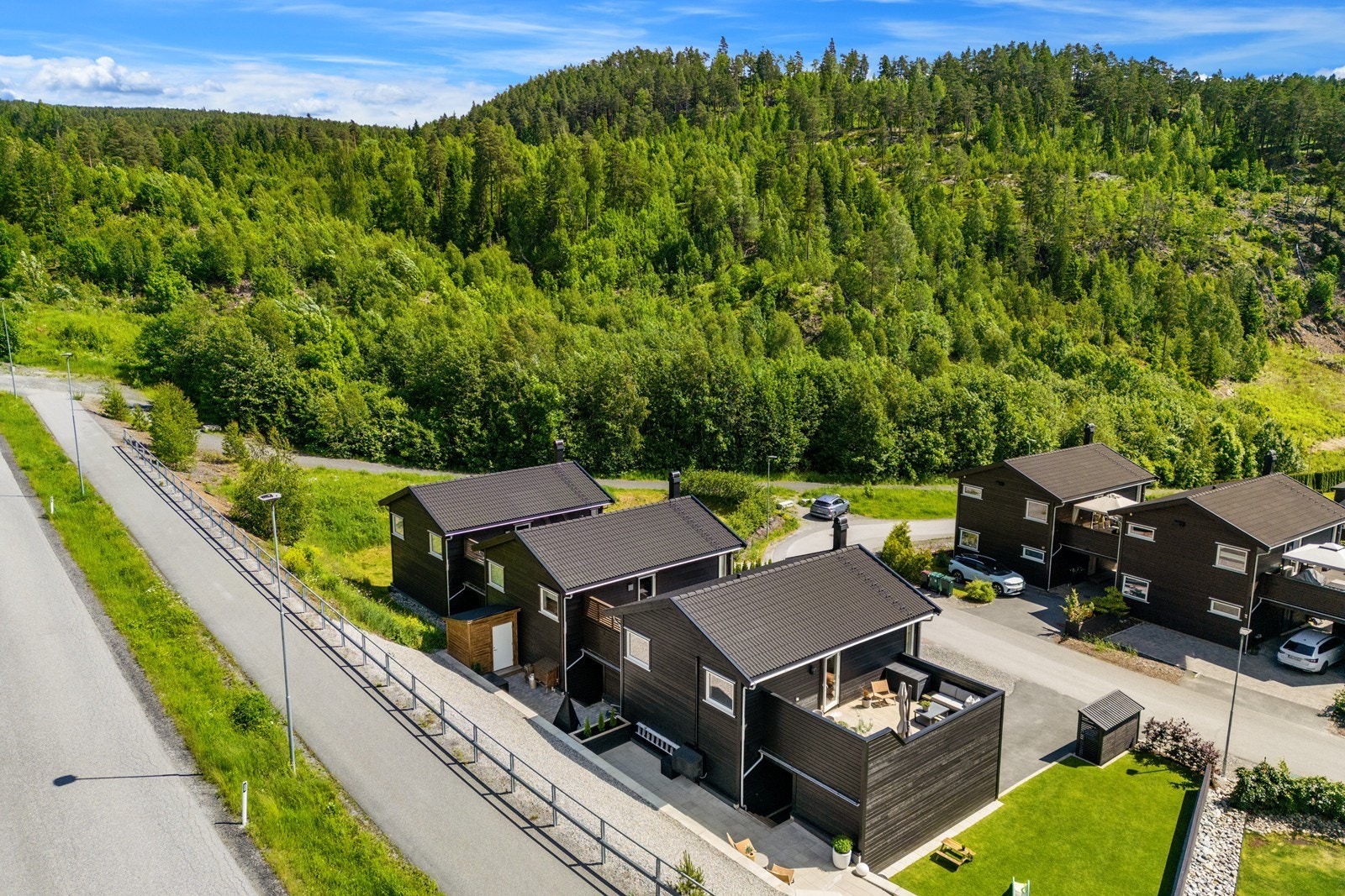Ytterkledningen er av horisontalt montert trepanel, og taket er tekket med betongtakstein. Galleribilde