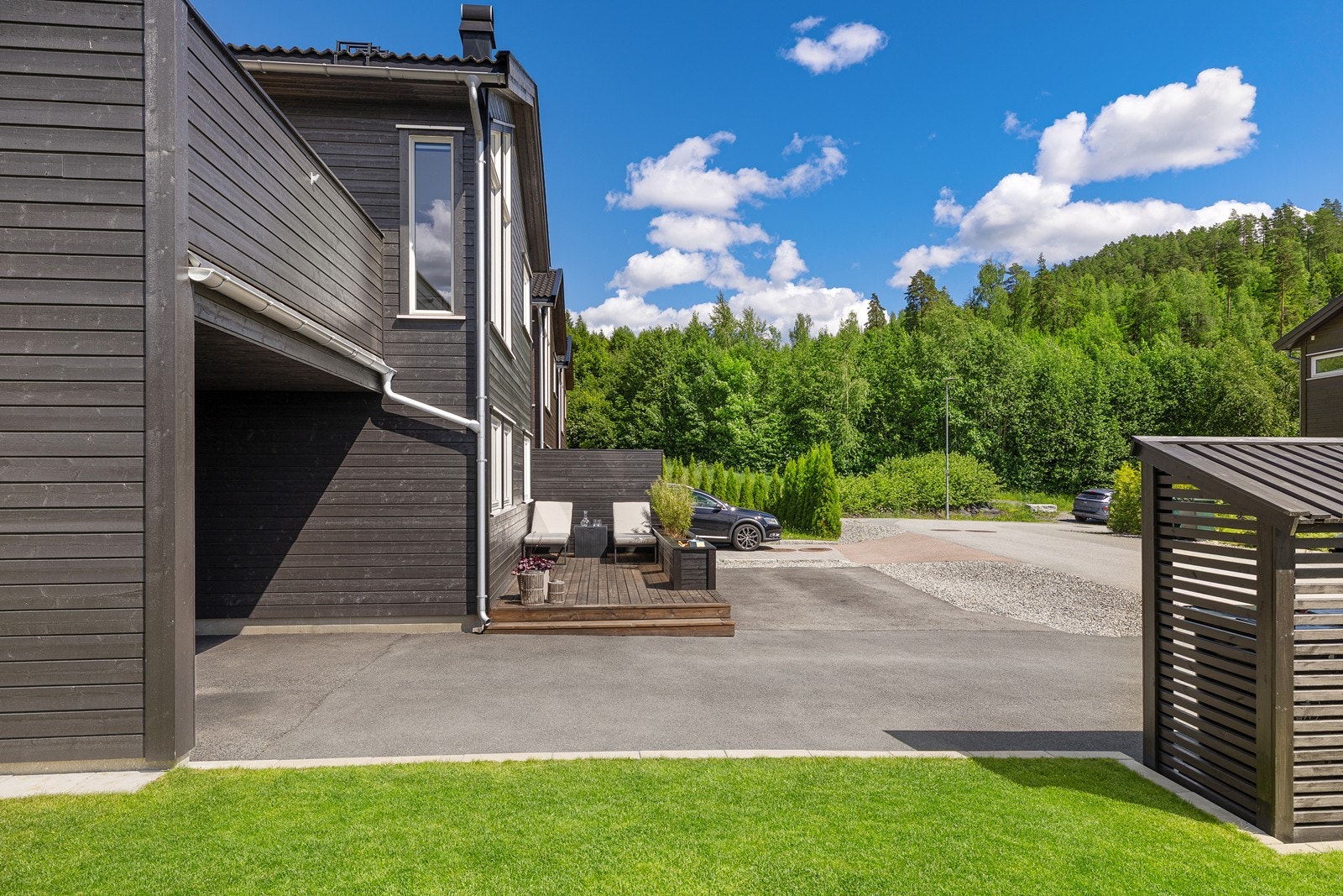 Eiendommen har gode parkerings- og lagringsmuligheter med carport og utebod. Galleribilde