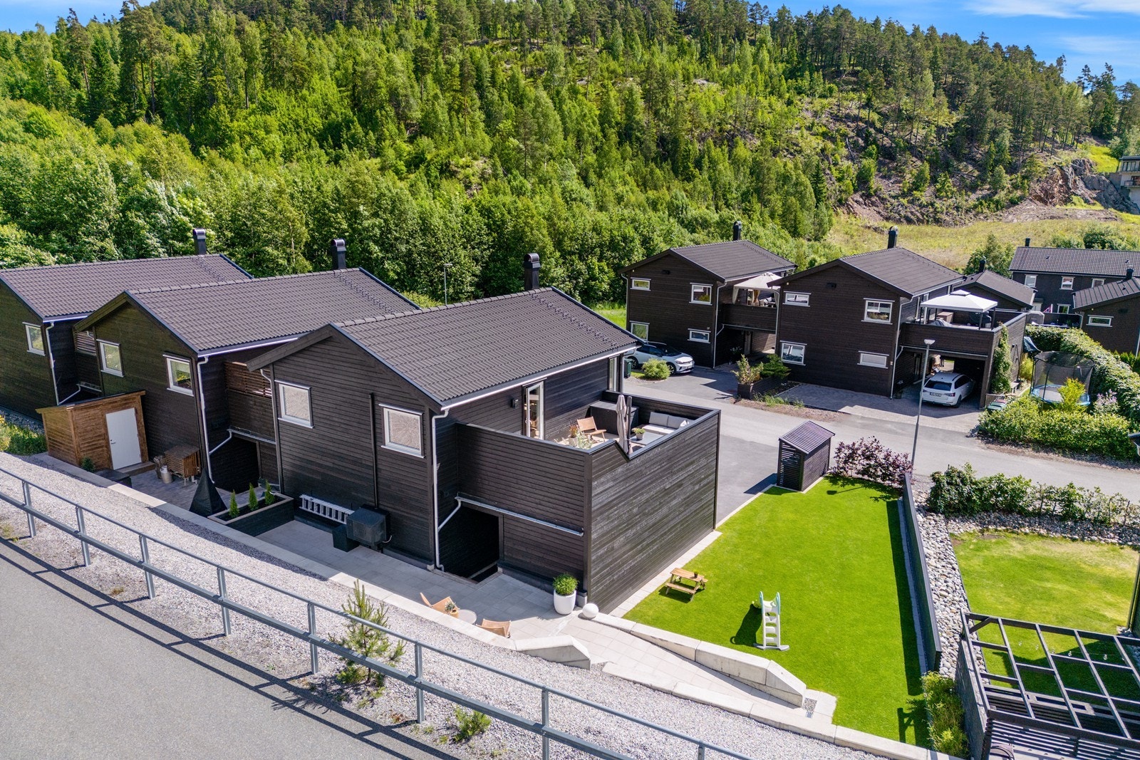 Oversikt over boligfeltet, som hovedsakelig består av eneboliger og kjedede eneboliger. Galleribilde