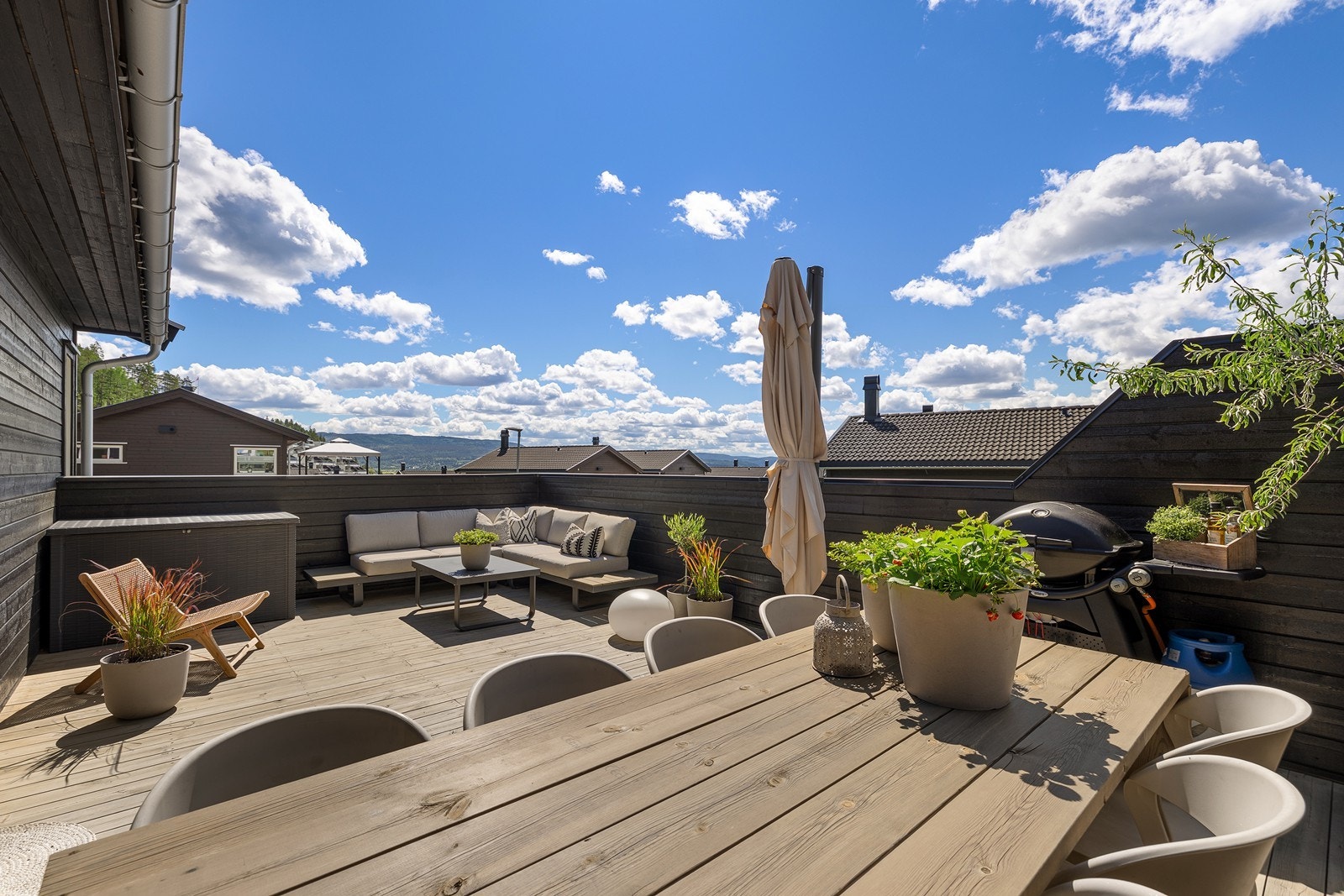 Den romslige terrassen på ca. 30 m² blir en naturlig forlengelse av stuen, med god plass for både spisebord og sofagruppe. Galleribilde