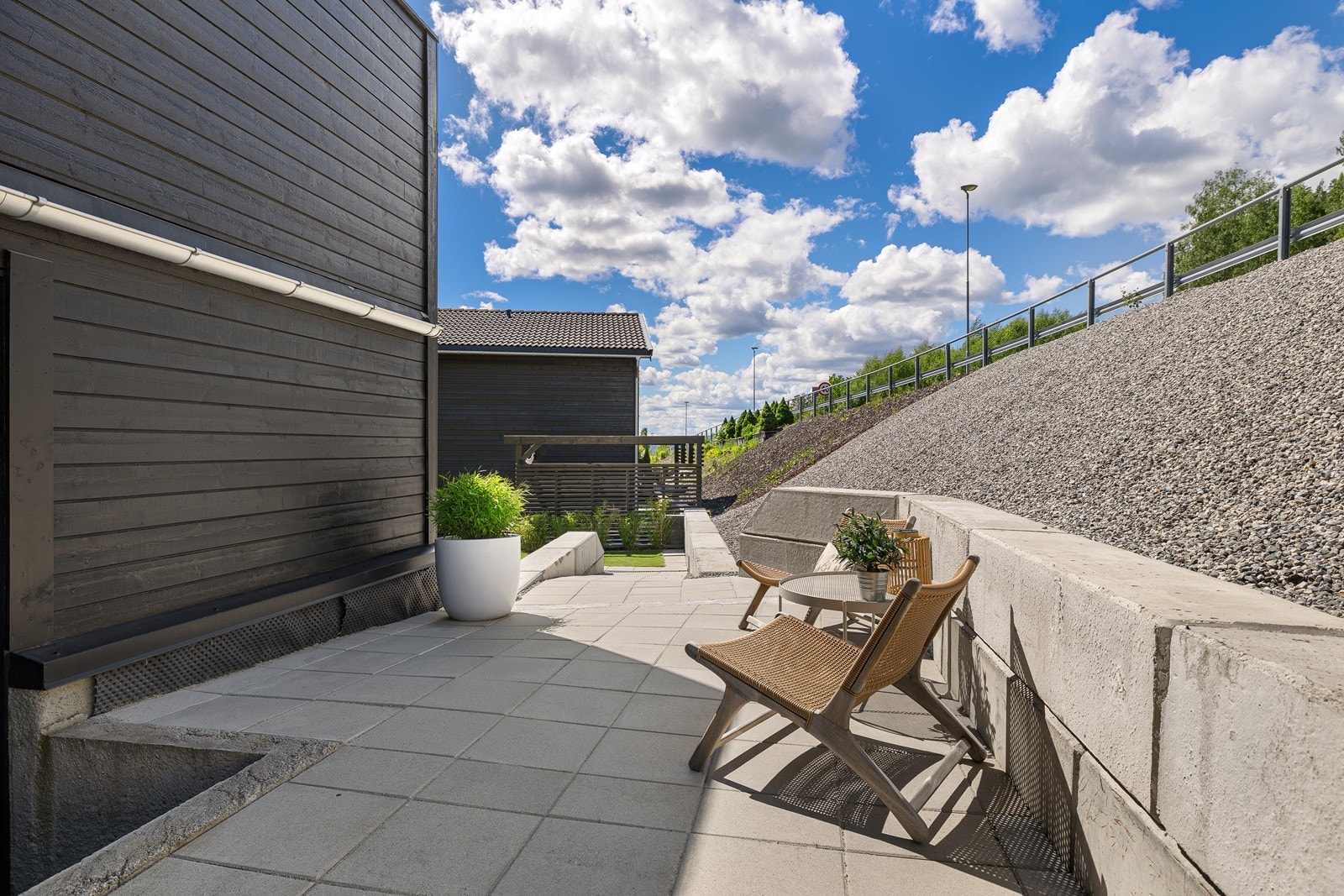 På baksiden av boligen er det en hellebelagt uteplass på ca. 20 m². Galleribilde