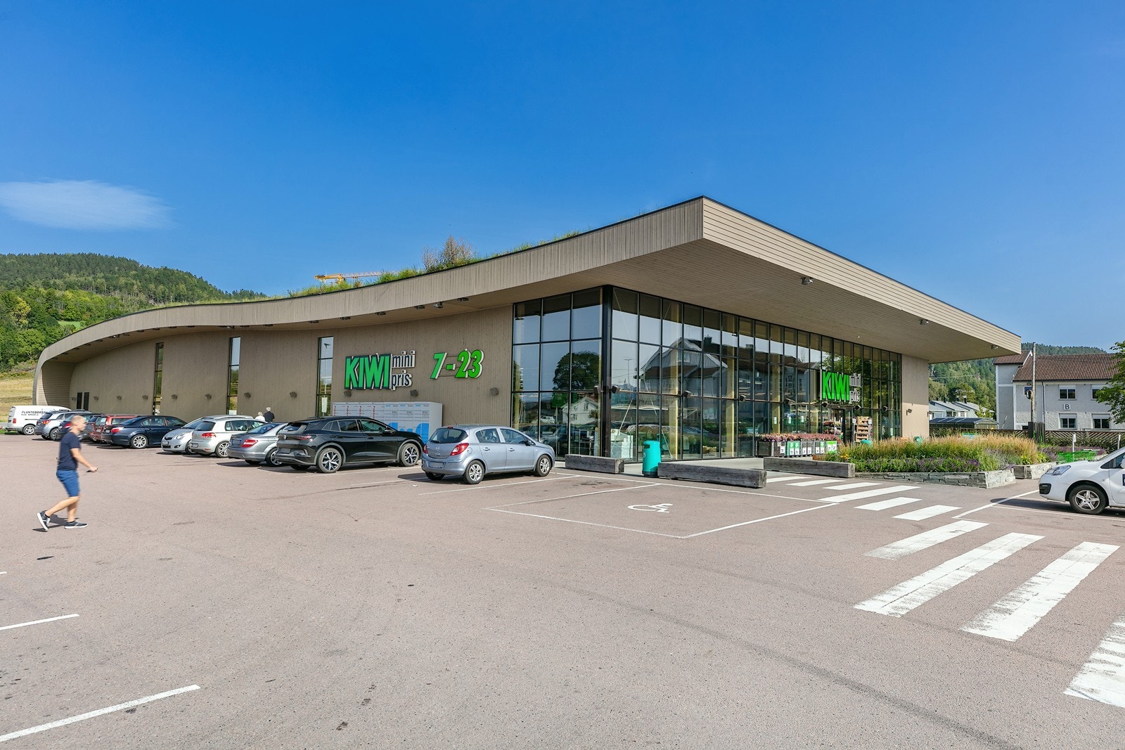 Nærmeste dagligvare er Kiwi Lerberg, ca. 1,5 km fra boligen. Galleribilde