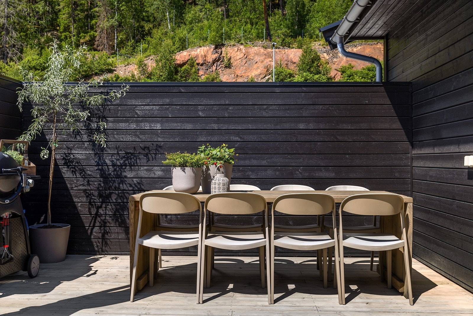 En lun og usjenert del av terrassen, perfekt for grilling og sosiale sammenkomster. Galleribilde