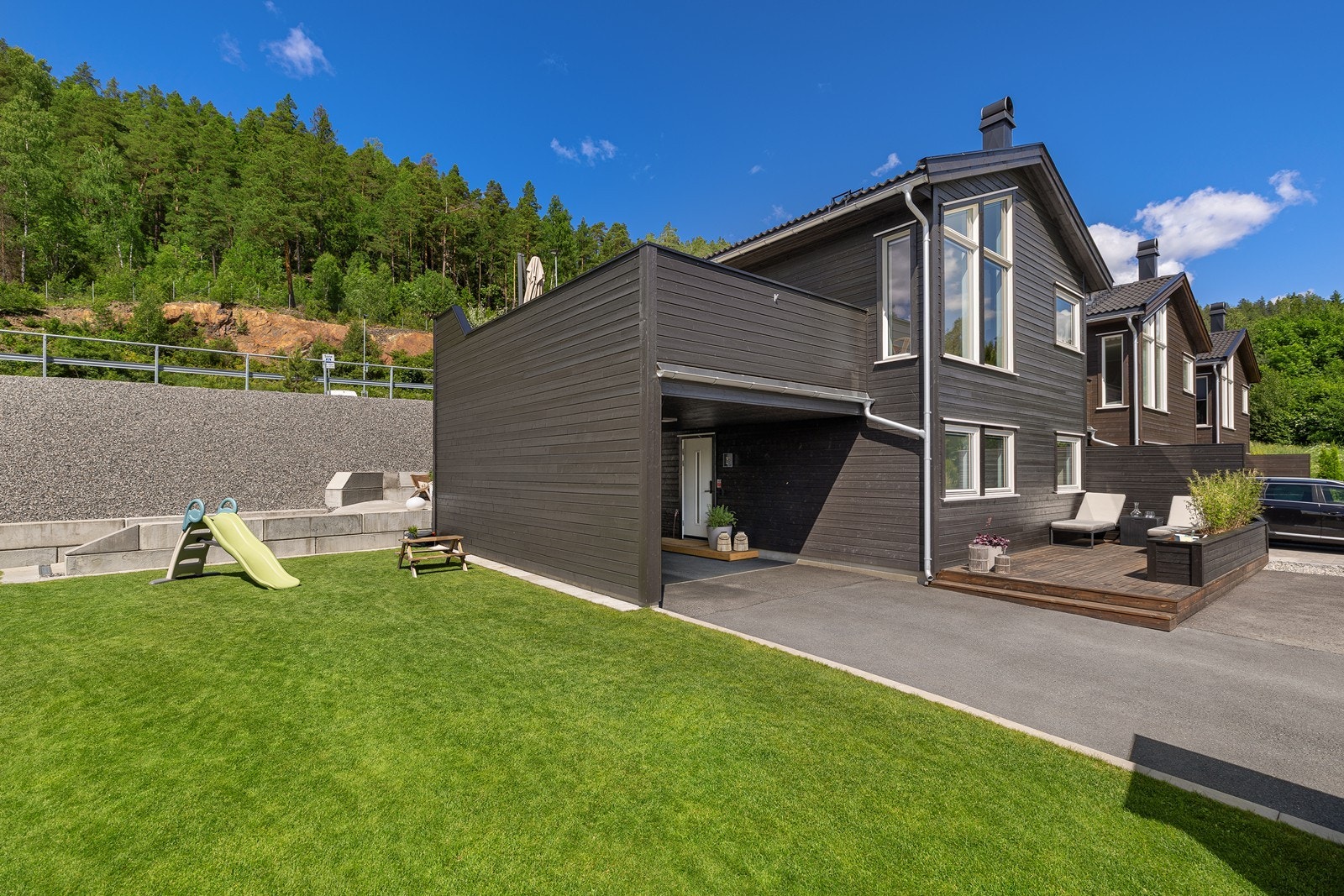 Boligen har en fin plassering i feltet med umiddelbar nærhet til skog og mark. Galleribilde