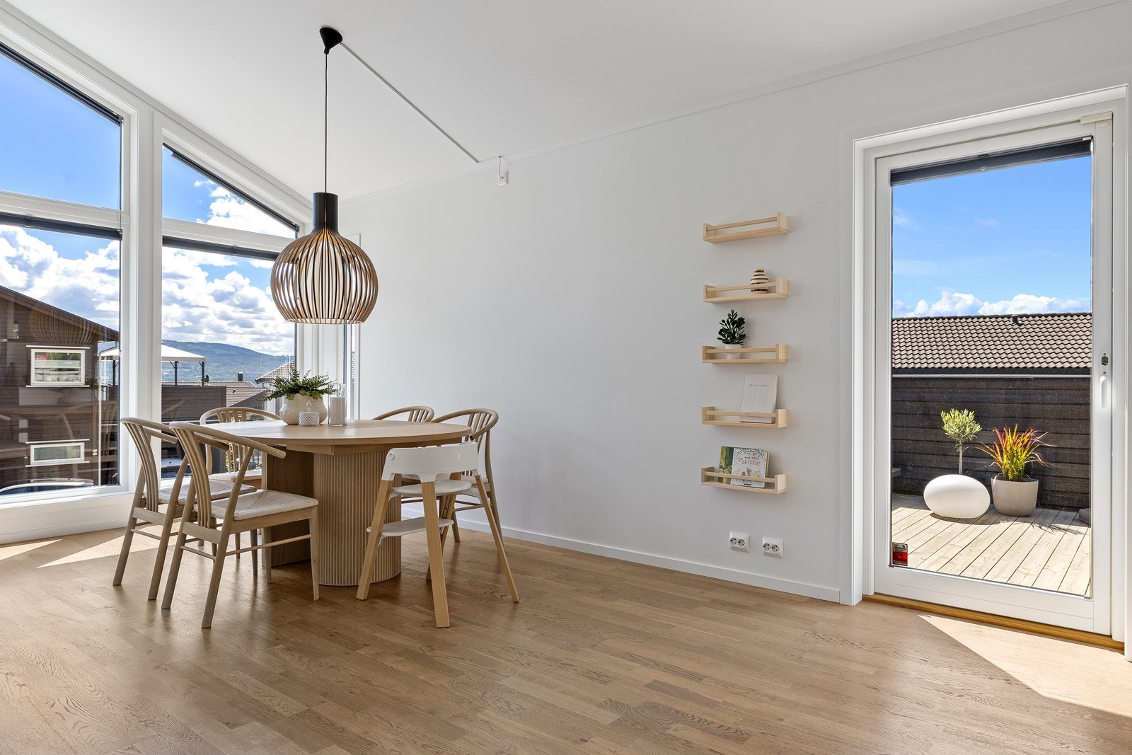Spisestuen har plass til et stort spisebord og har direkte utgang til terrassen. Galleribilde