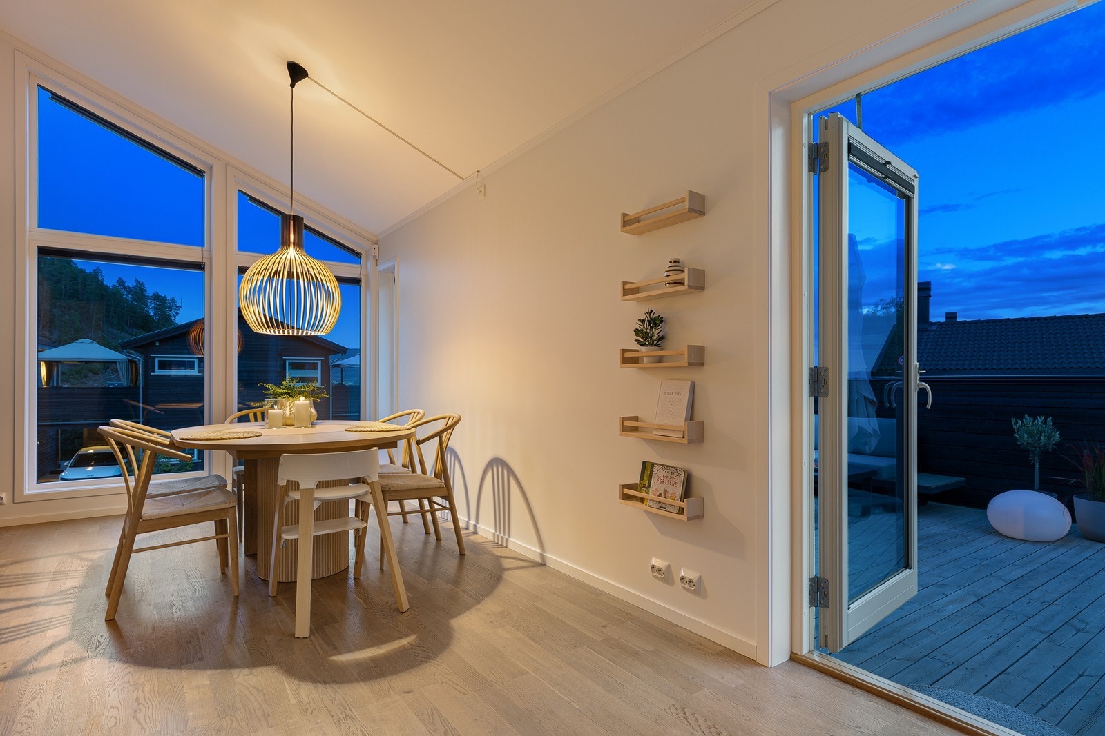 Utgang til terrasse med flott utsikt Galleribilde