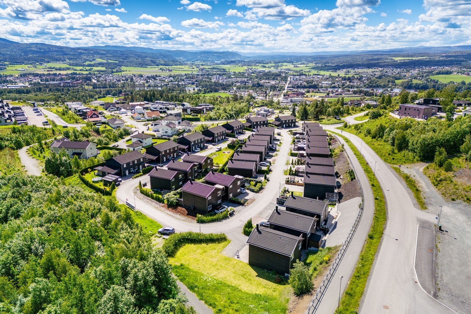 Boligfeltet ligger høyt og fritt med utsikt over Hokksund. Galleribilde