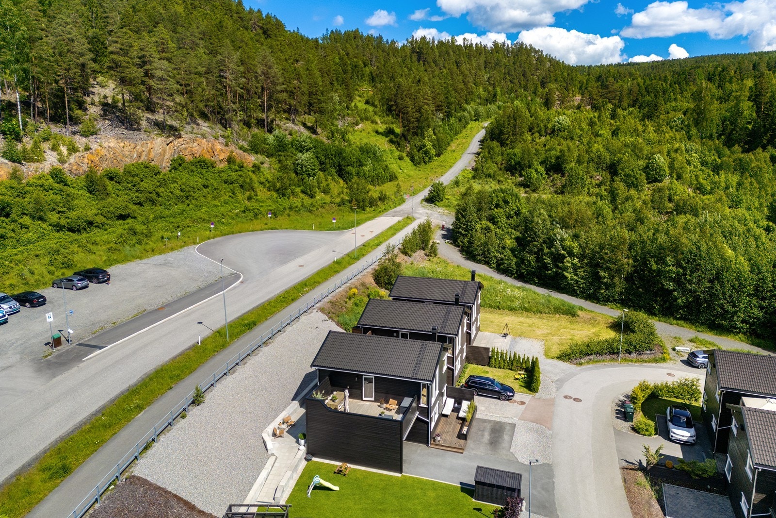Kort vei til turstier gir gode rekreasjonsmuligheter rett utenfor døren. Galleribilde