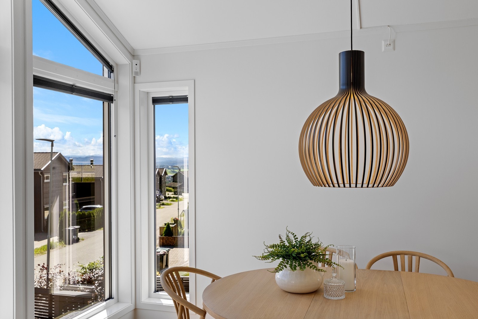 Vinduene i stuen har skrå overkarmer, et arkitektonisk grep som følger takets vinkel. Galleribilde
