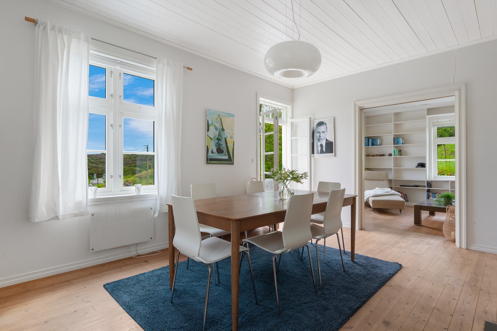 - Lys og innbydende spisestue med åpen himling, store vinduer og nydelig sjøutsikt - Galleribilde