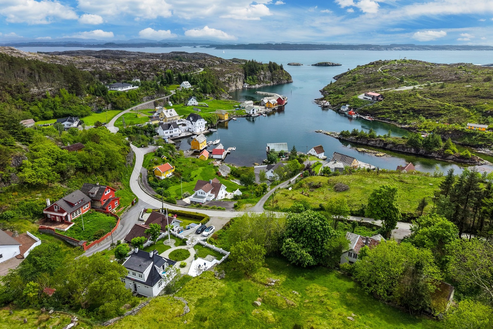 - Den lite trafikkerte fjorden skaper trygge og rolige omgivelser, perfekt for bading, vannsport og gode opplevelser for hele familien - et ideelt fristed for både små og store - Galleribilde