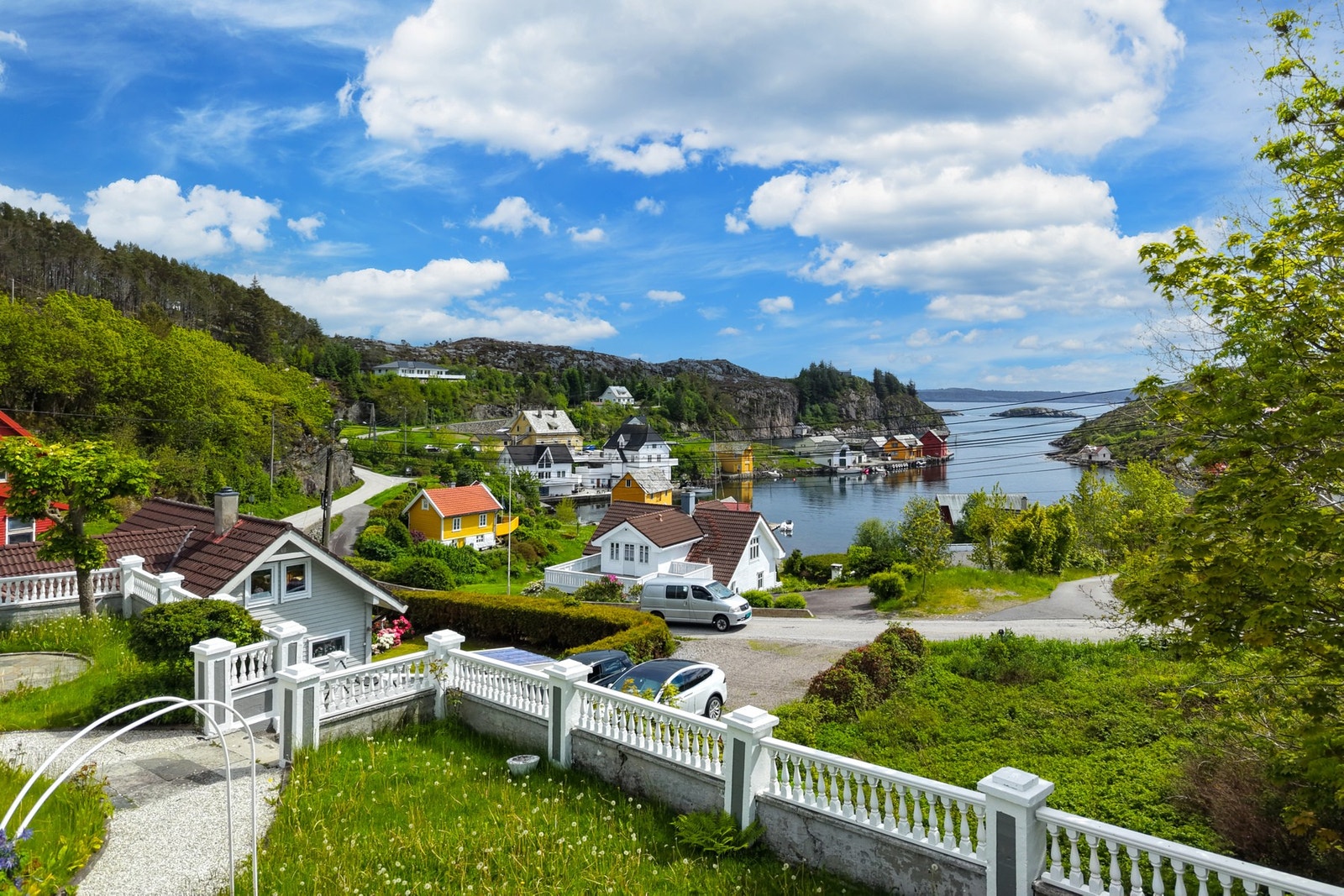 - Eneboligen ligger i et idyllisk kystsamfunn med sjarmerende hus og rolige veier - omgitt av vakker natur og med kort vei til havn og sjø - Galleribilde