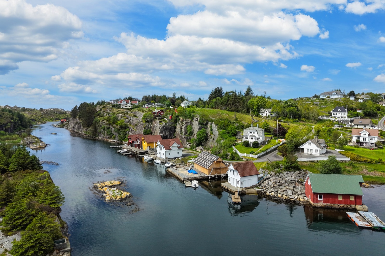 - Her får du rolige omgivelser med sjøen som nærmeste nabo og optimale solforhold gjennom dagen - skikkelig vestlandsidyll - Galleribilde