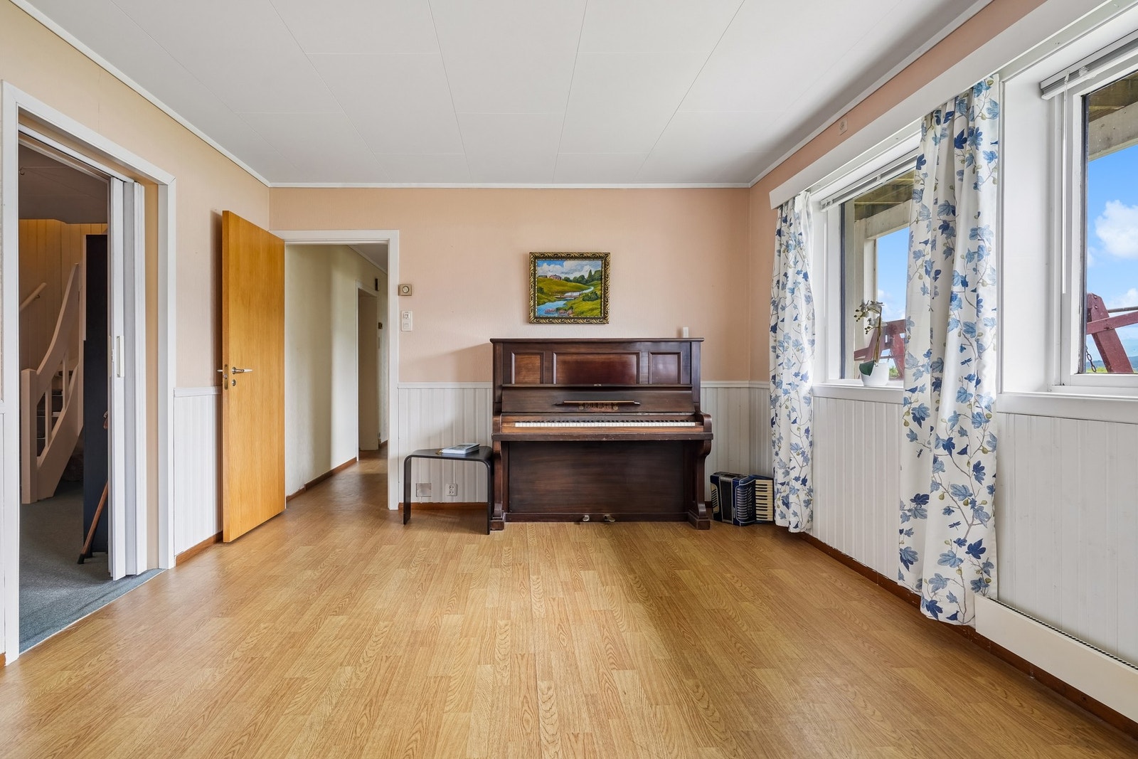 Kjellerstuen er romslig og har god plass til det man måtte trenge. Galleribilde