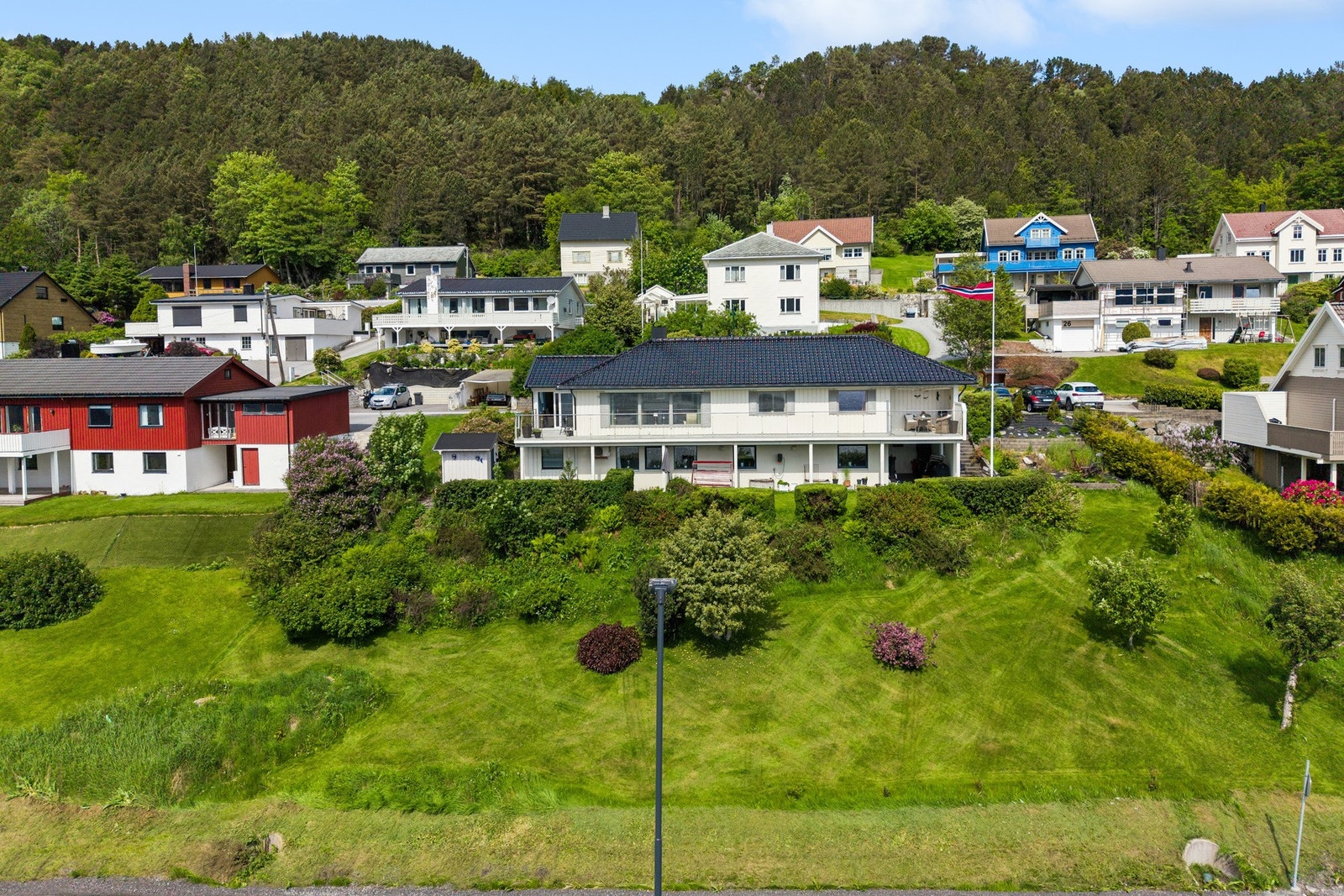 - boligen ligger på en pent opparbeidet utsiktstomt på Hessa syd, et område godt egnet for barnefamilien. Galleribilde