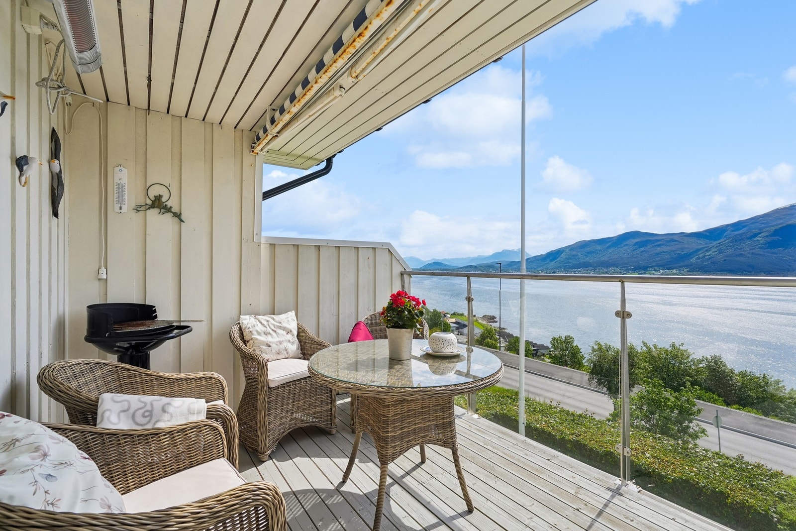 - i tillegg til å ha utgang til en trivelig veranda. Galleribilde