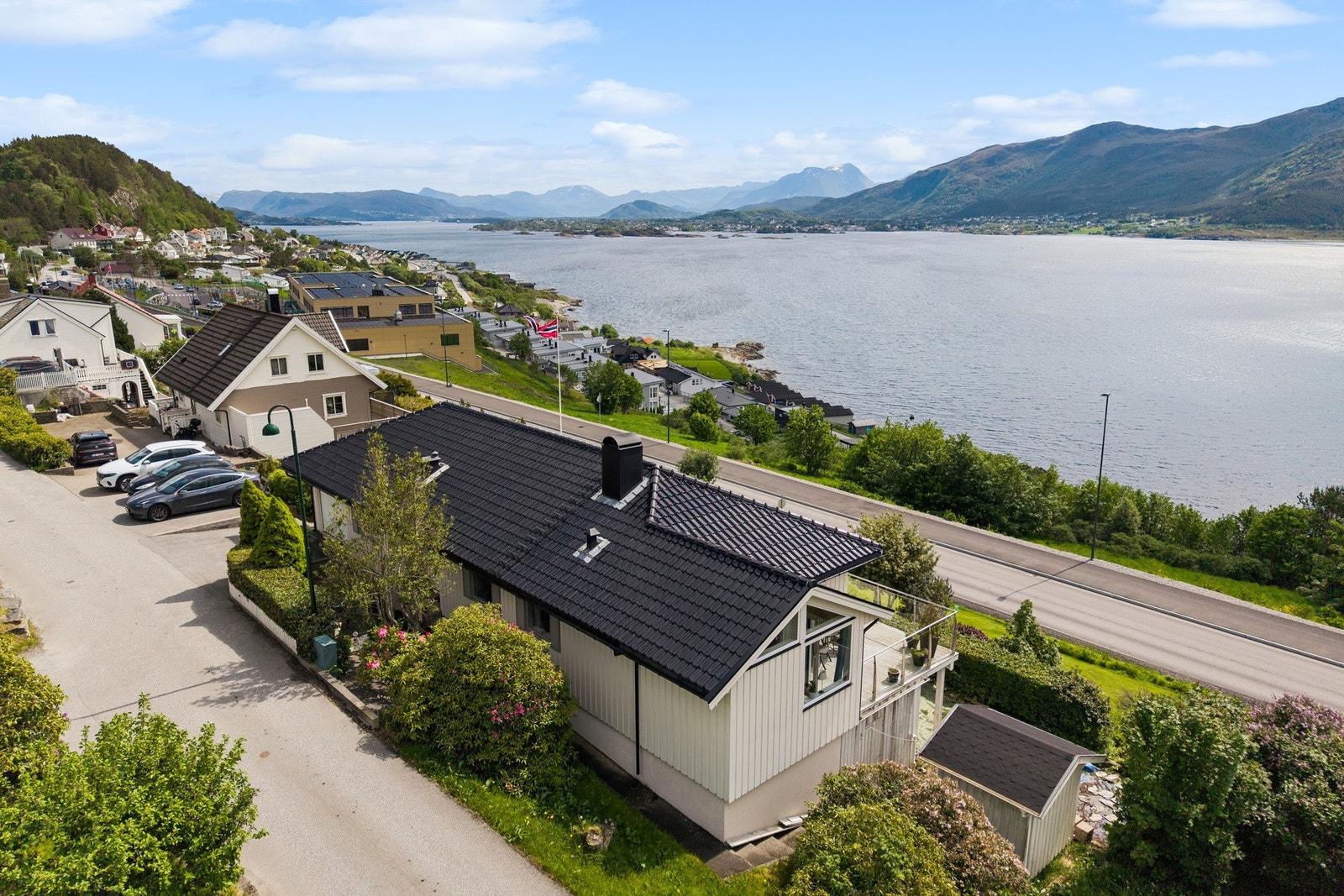 Boligen ligger fint til i et godt etablert nabolag - fra eiendommener dte kort vei til skole, turområder og sjøen. Galleribilde