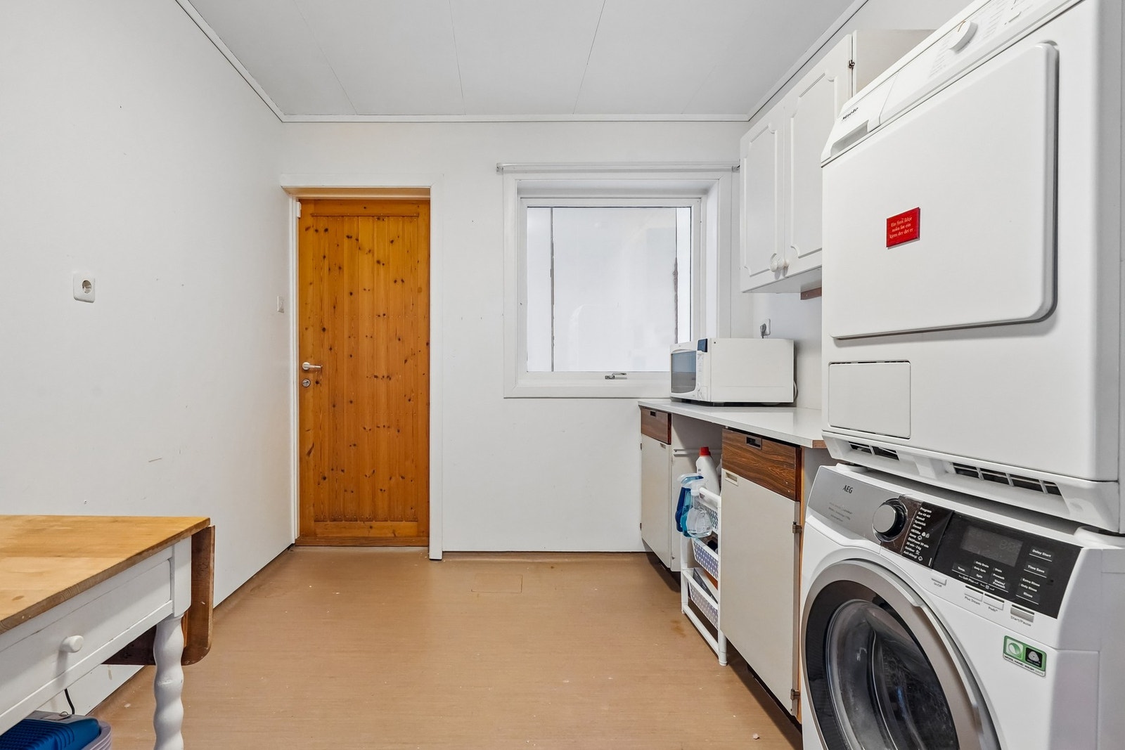 Boligen kan by på et praktisk vaskerom med utslagsvask, innredning og opplegg for vaskemaskin. Galleribilde