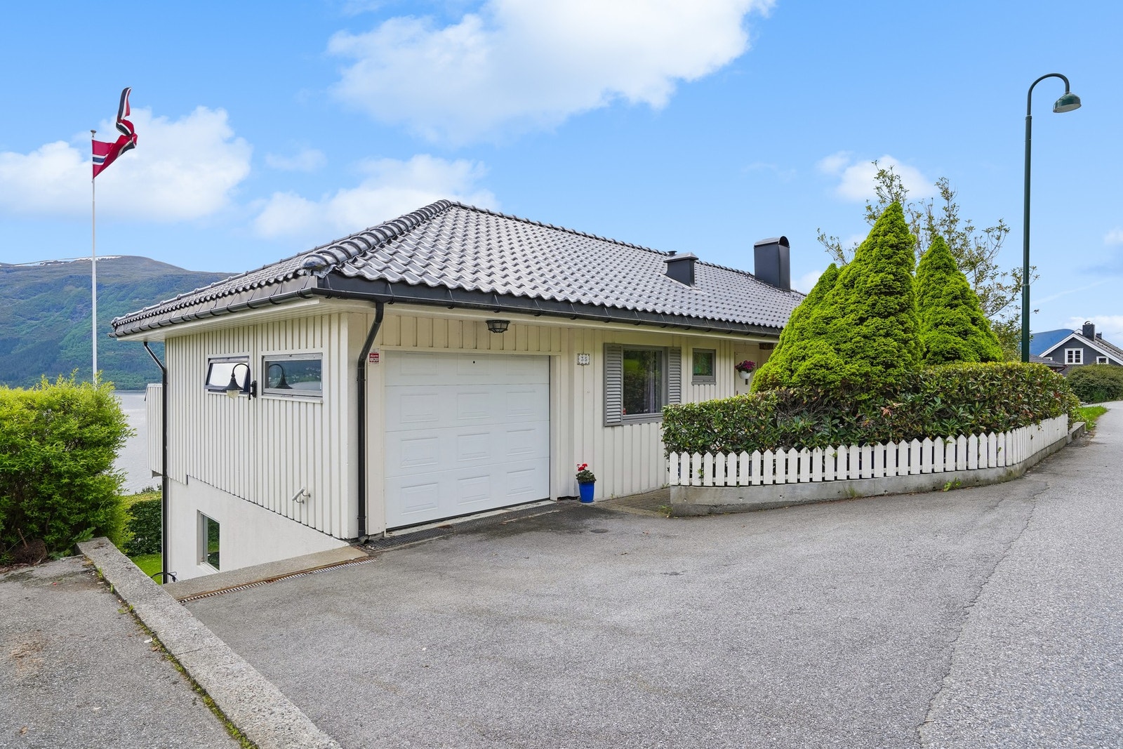 Parkering gjøres i carport, eller på asfaltert gårdsplass. Galleribilde