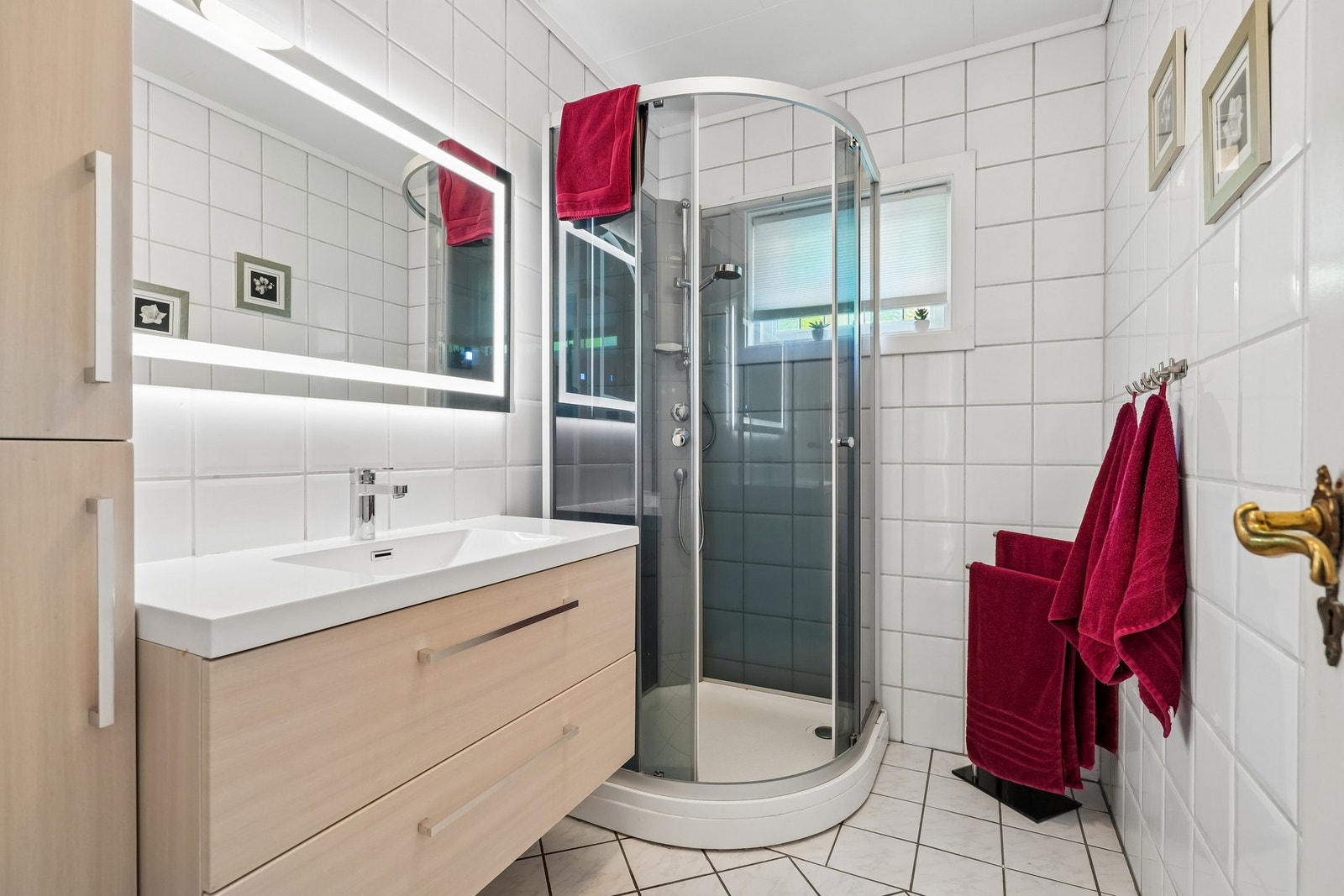 Badet i 1.etasje er helfliset og har elektriske varmekabler. Det er utstyrt med dusjkabinett - Galleribilde
