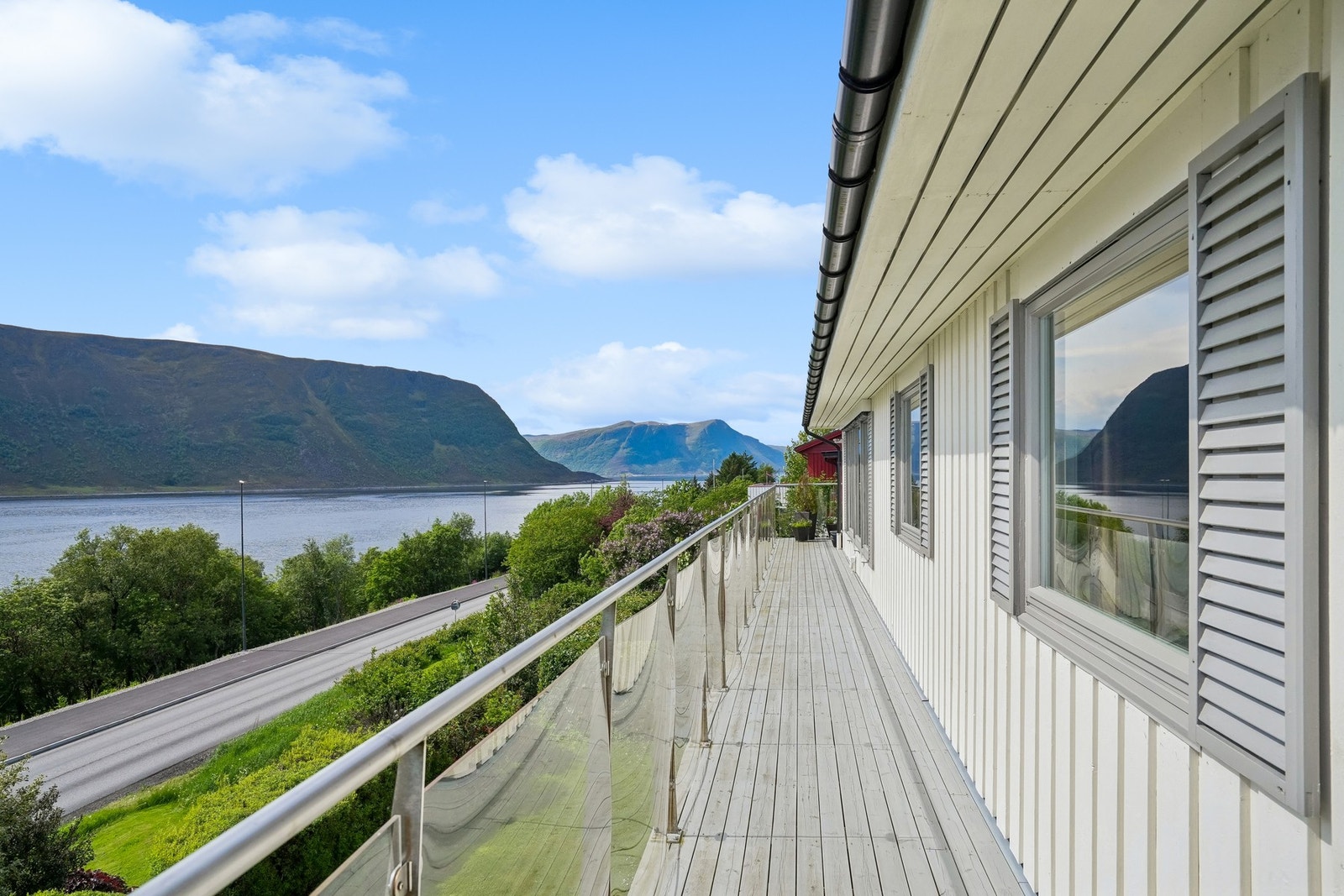Verandaen strekker seg langs hele huset og utnytter virkelig de flotte omgivelsene. Galleribilde