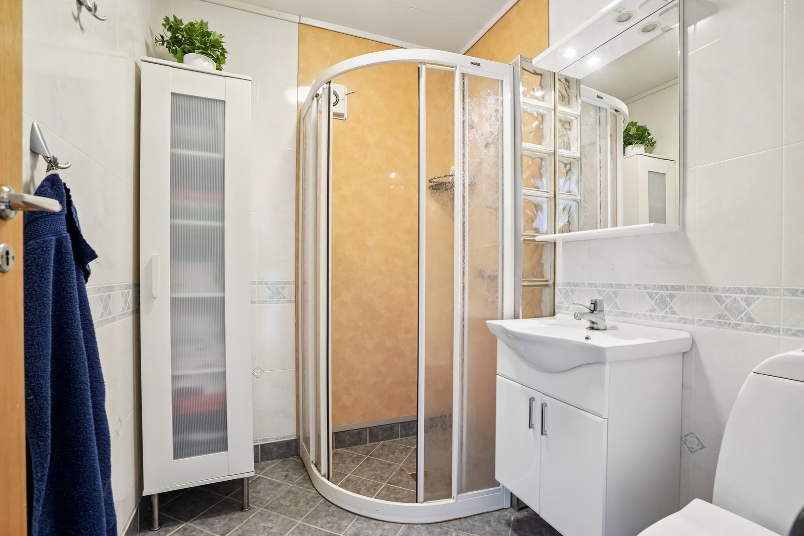 Badet i kjelleretasjen har baderomsplater på veggene og flislagt gulv med elektriske varmekabler. Galleribilde