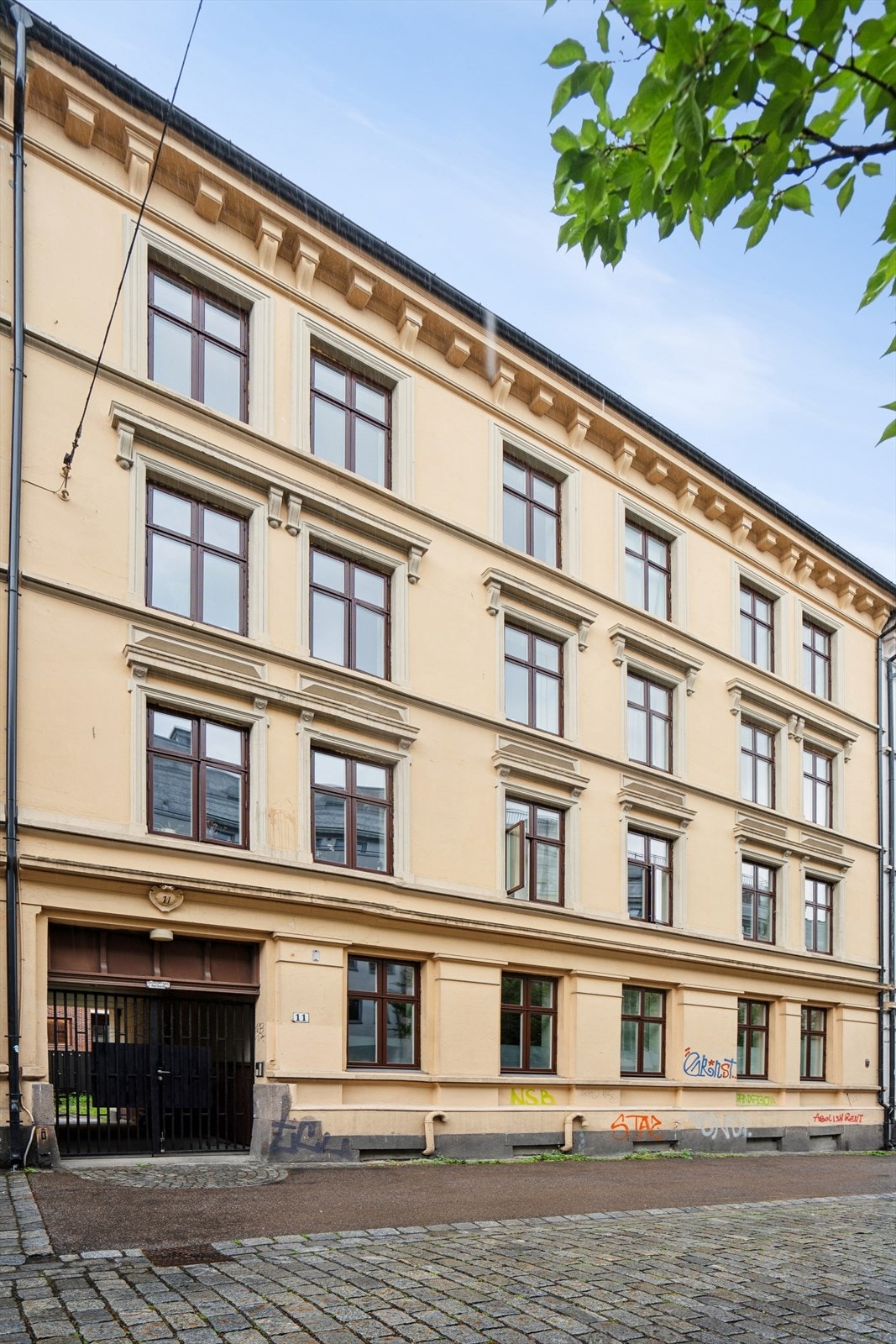 Fasade mot gaten Galleribilde