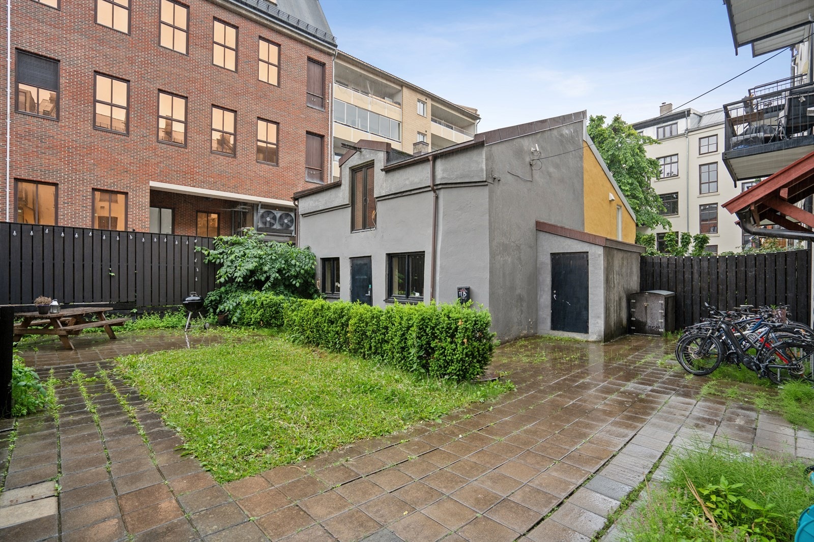 Hyggelig bakgård Galleribilde