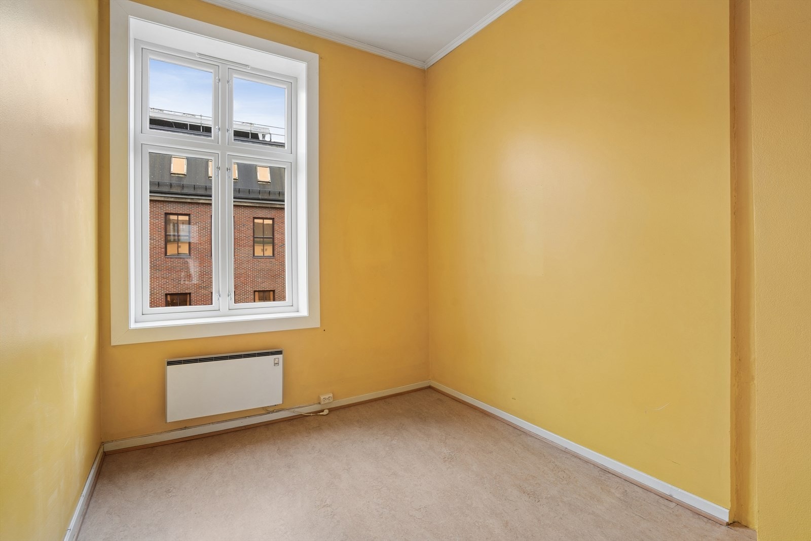 Det ene soverommet vender ut mot bakgården Galleribilde