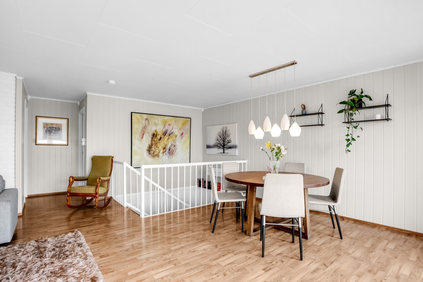 Stua har en praktisk planløsning som gir deg god plass til både sofagruppe og spisebord. Galleribilde