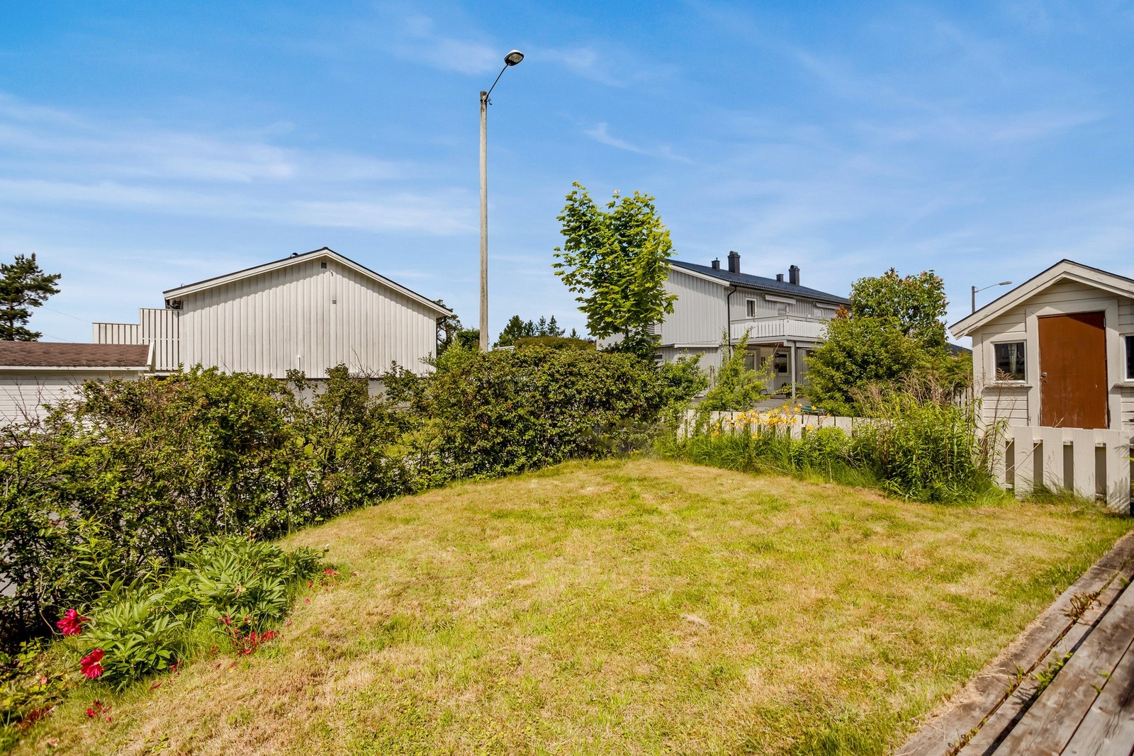Boligen strekker seg over to plan og inneholder blant annet stue med åpen kjøkkenløsning, tre soverom, bad, toalettrom, vaskerom og bod. Galleribilde