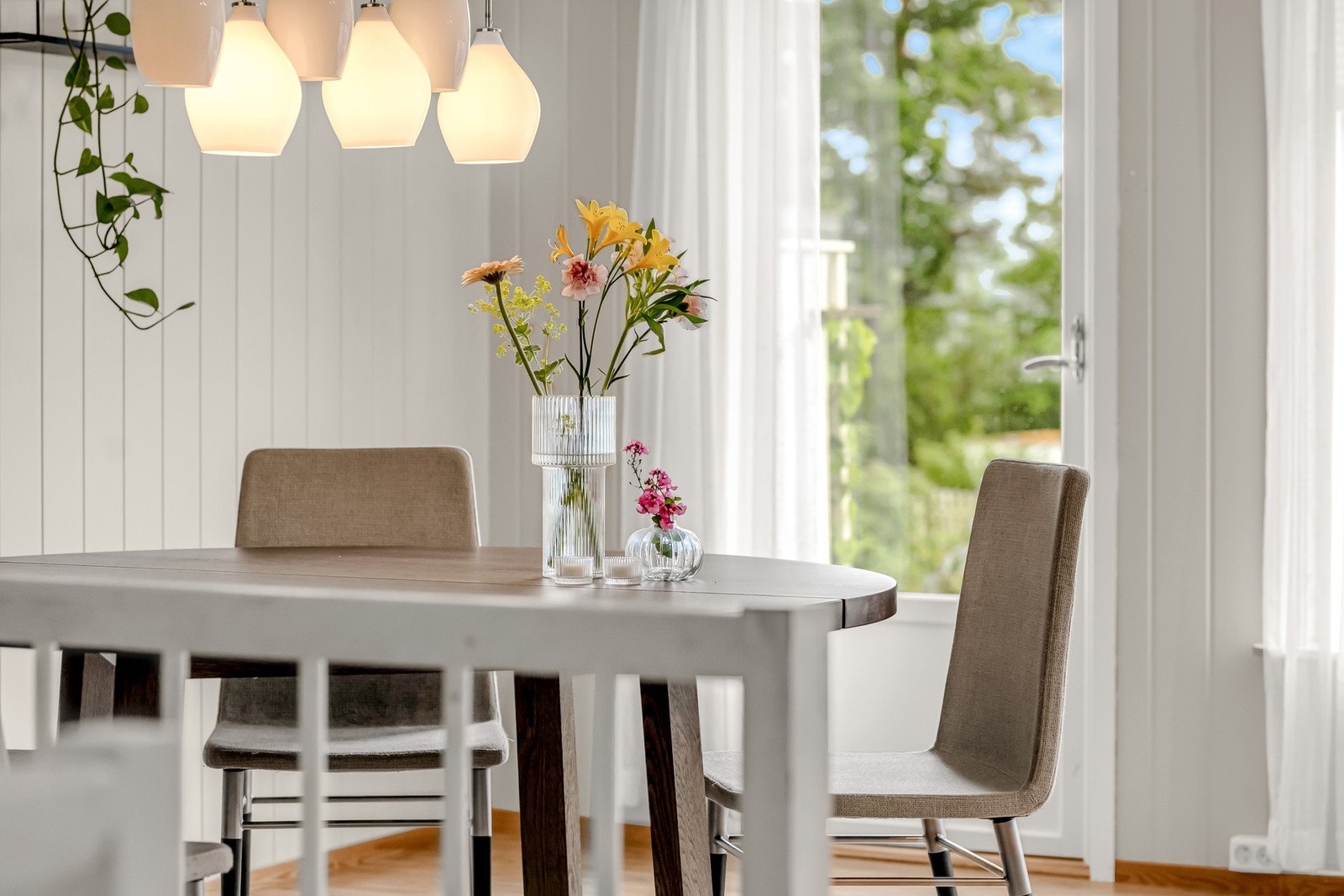 Store vinduer slipper inn mye dagslys, noe som gir gode muligheter for naturlig belysning gjennom dagen. Galleribilde
